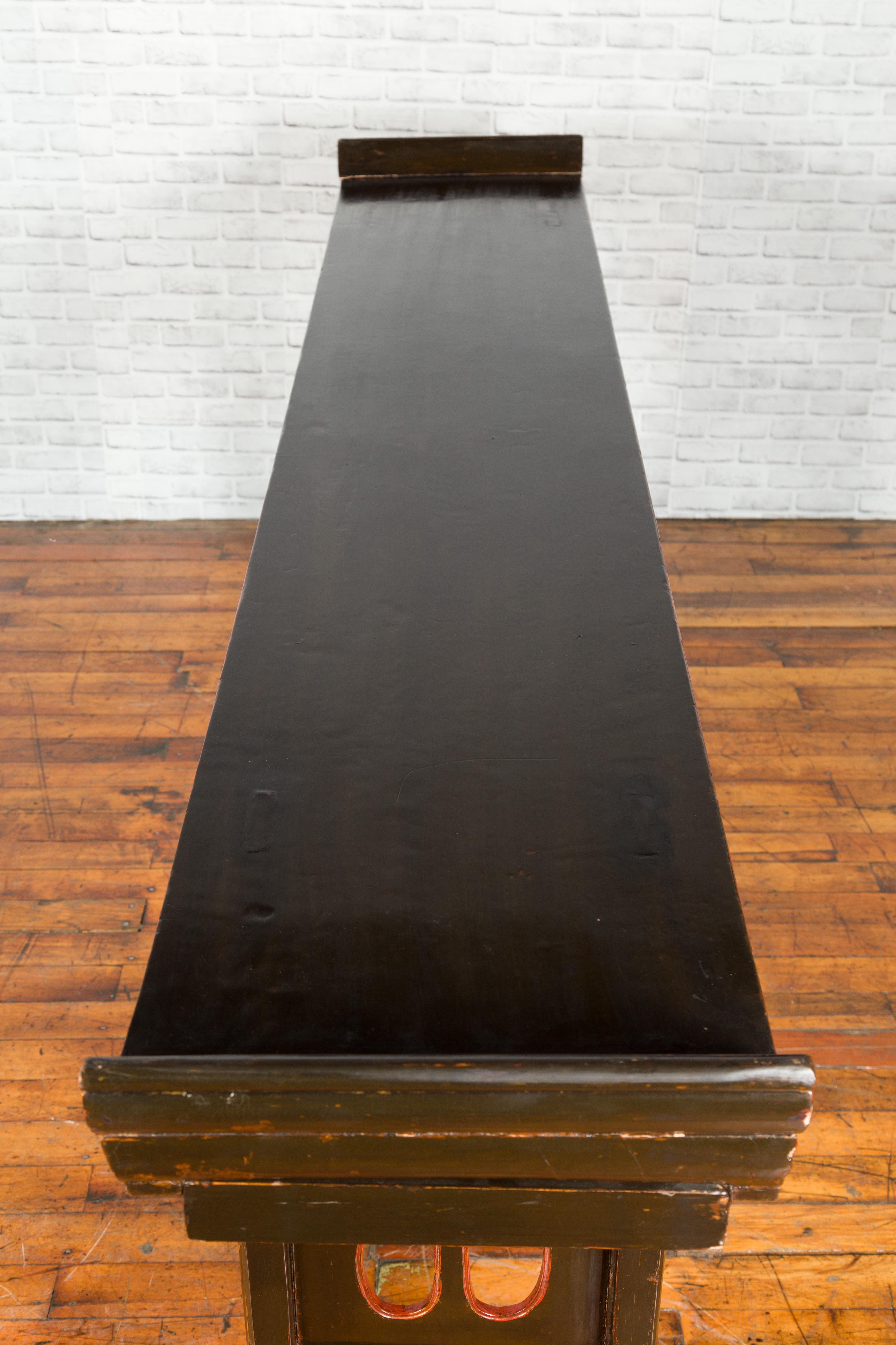 Table en laque noire de Shandong de la dynastie chinoise Qing des années 1870 avec détails frottés à l'or en vente 7
