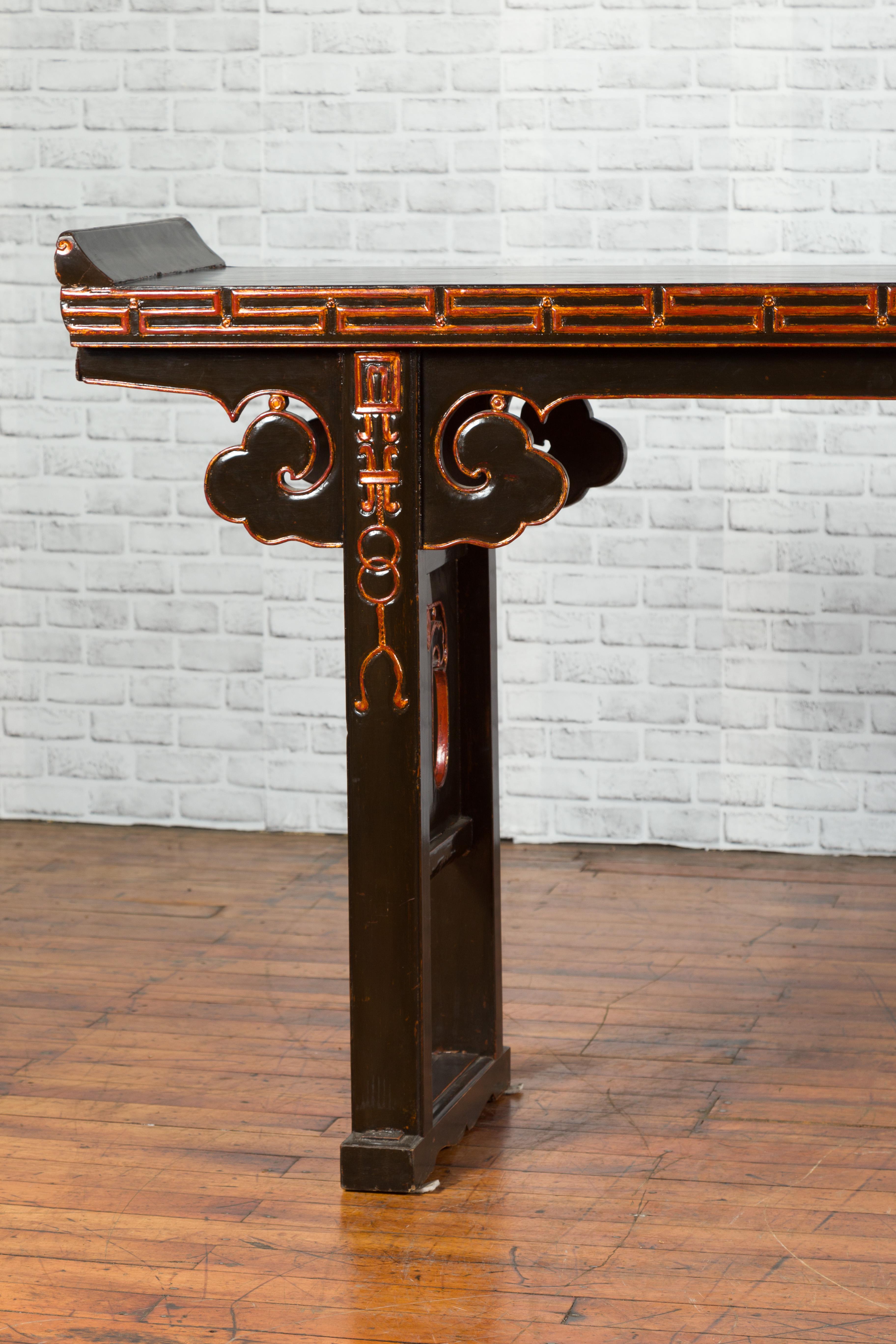 Sculpté Table en laque noire de Shandong de la dynastie chinoise Qing des années 1870 avec détails frottés à l'or en vente