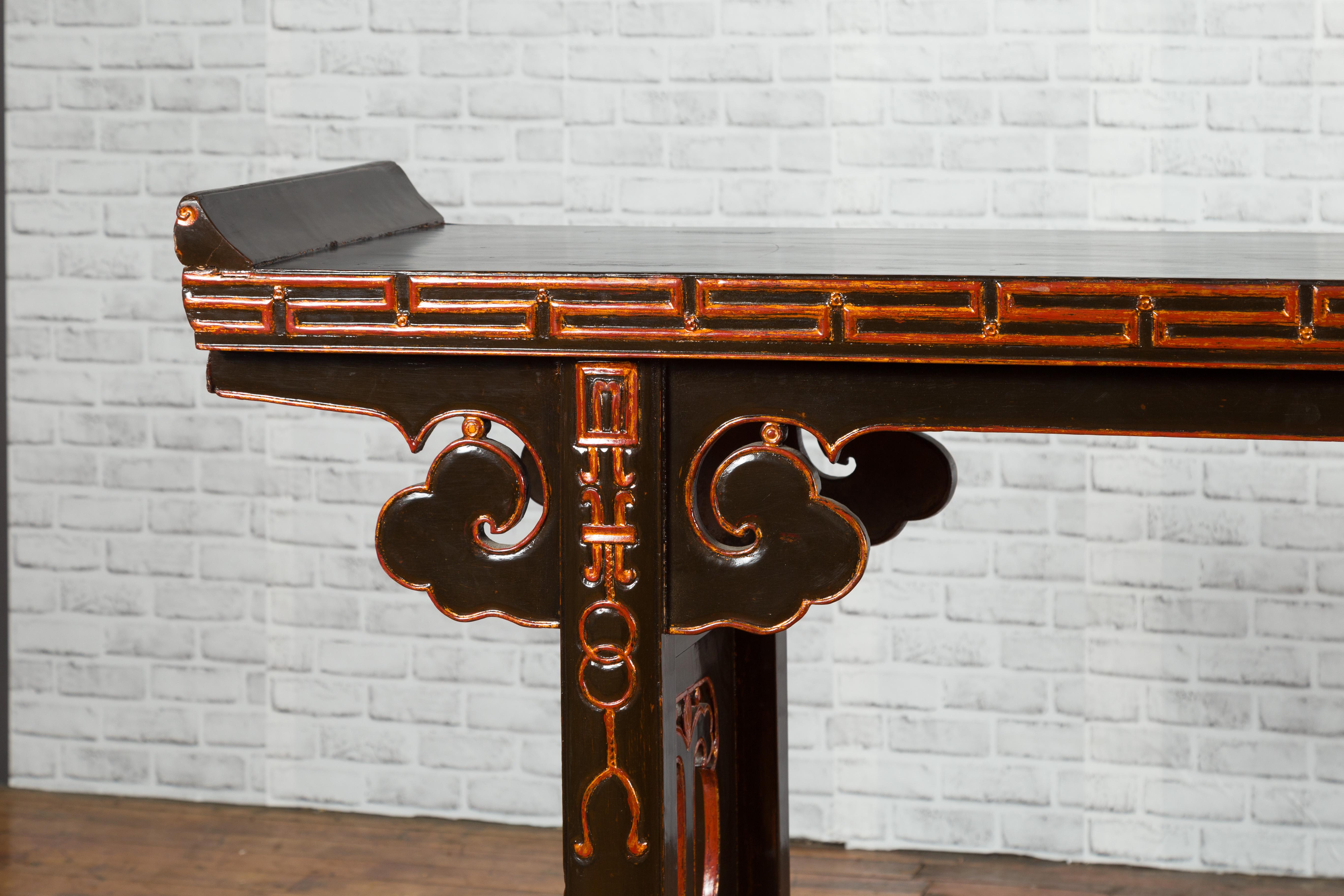 Wood Chinese Qing Dynasty 1870s Shandong Black Lacquer Table with Gold Rubbed Details For Sale