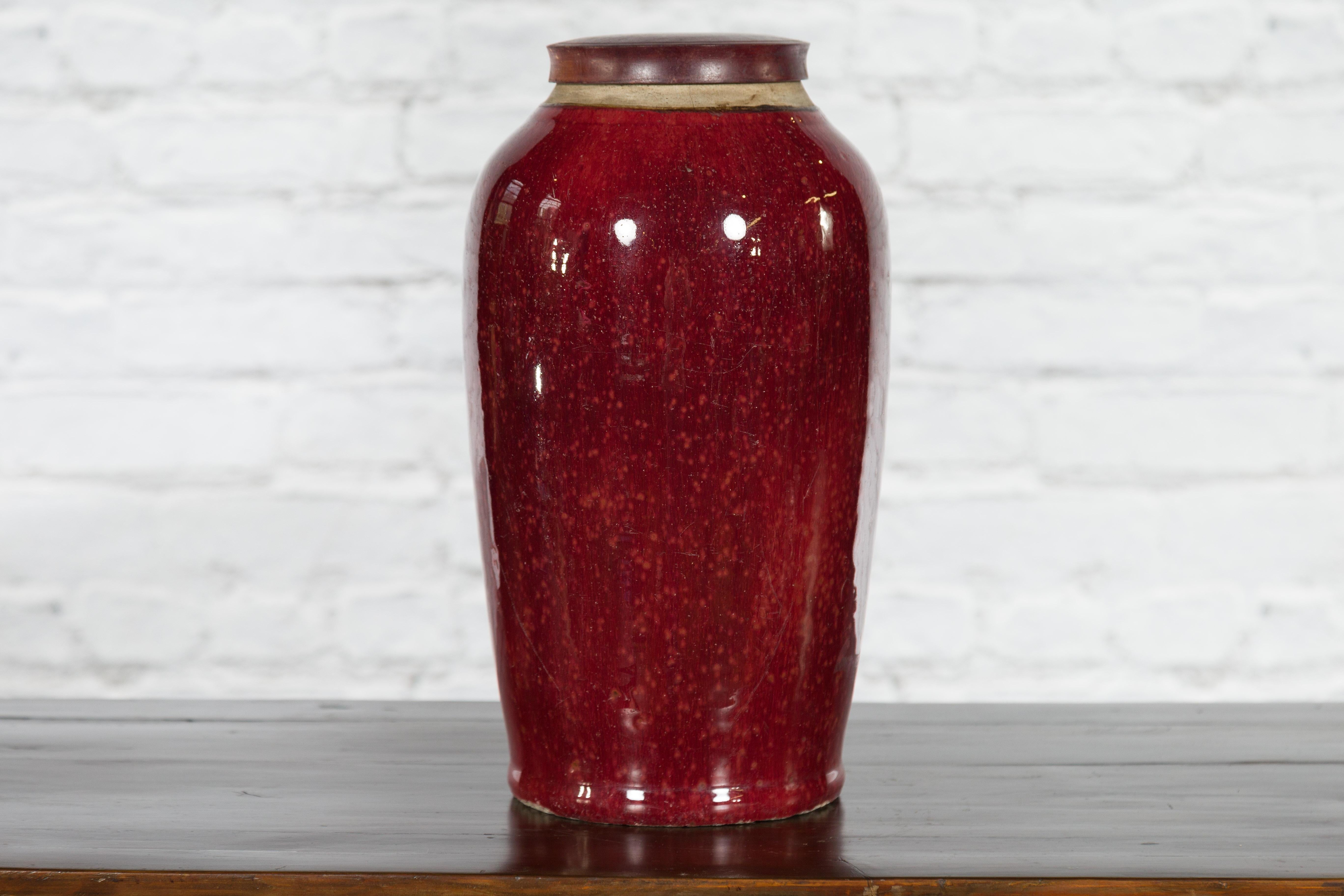 Chinese Qing Dynasty 18th or 19th Century Oxblood Jar with Circular Lid For Sale 5