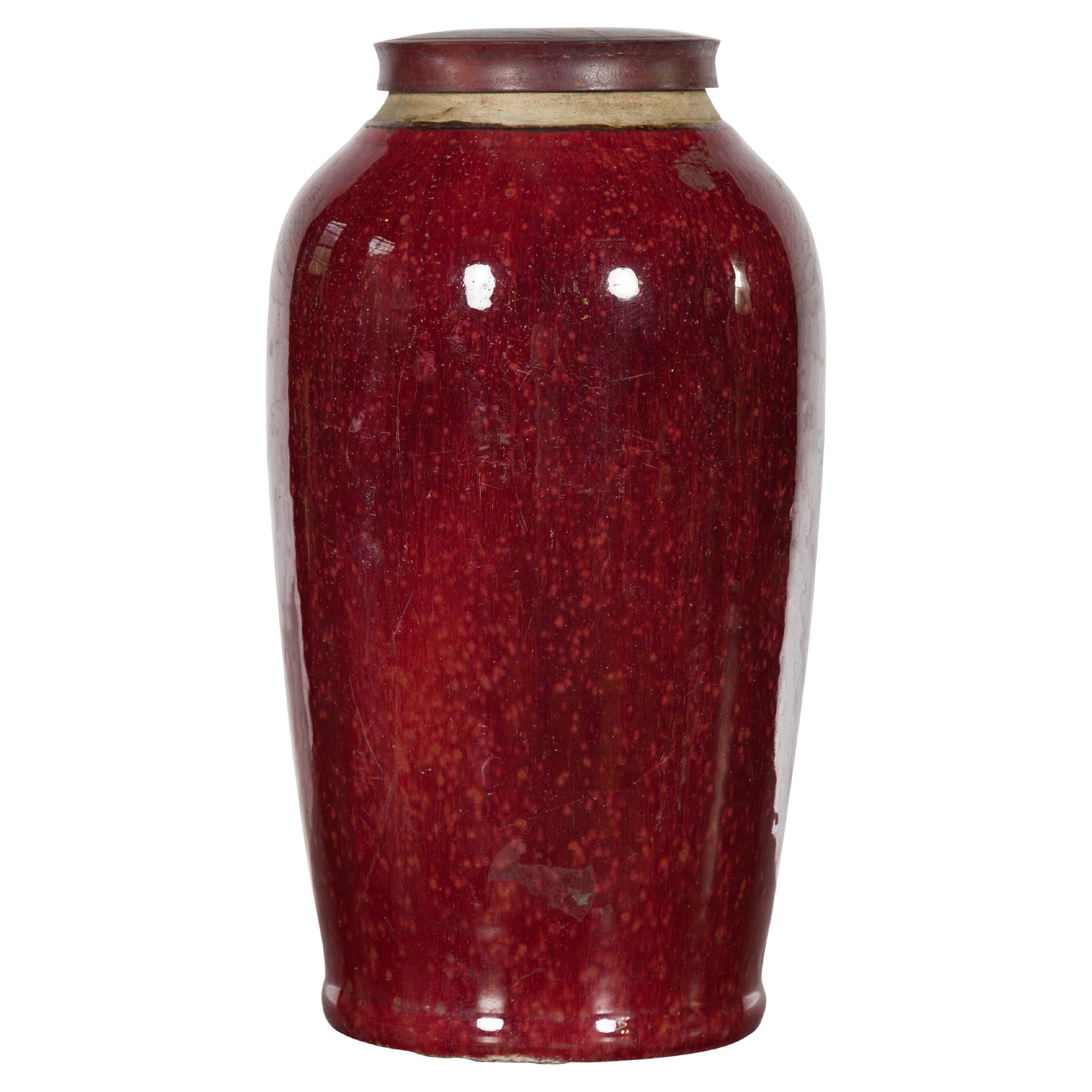 Chinese Qing Dynasty 18th or 19th Century Oxblood Jar with Circular Lid For Sale