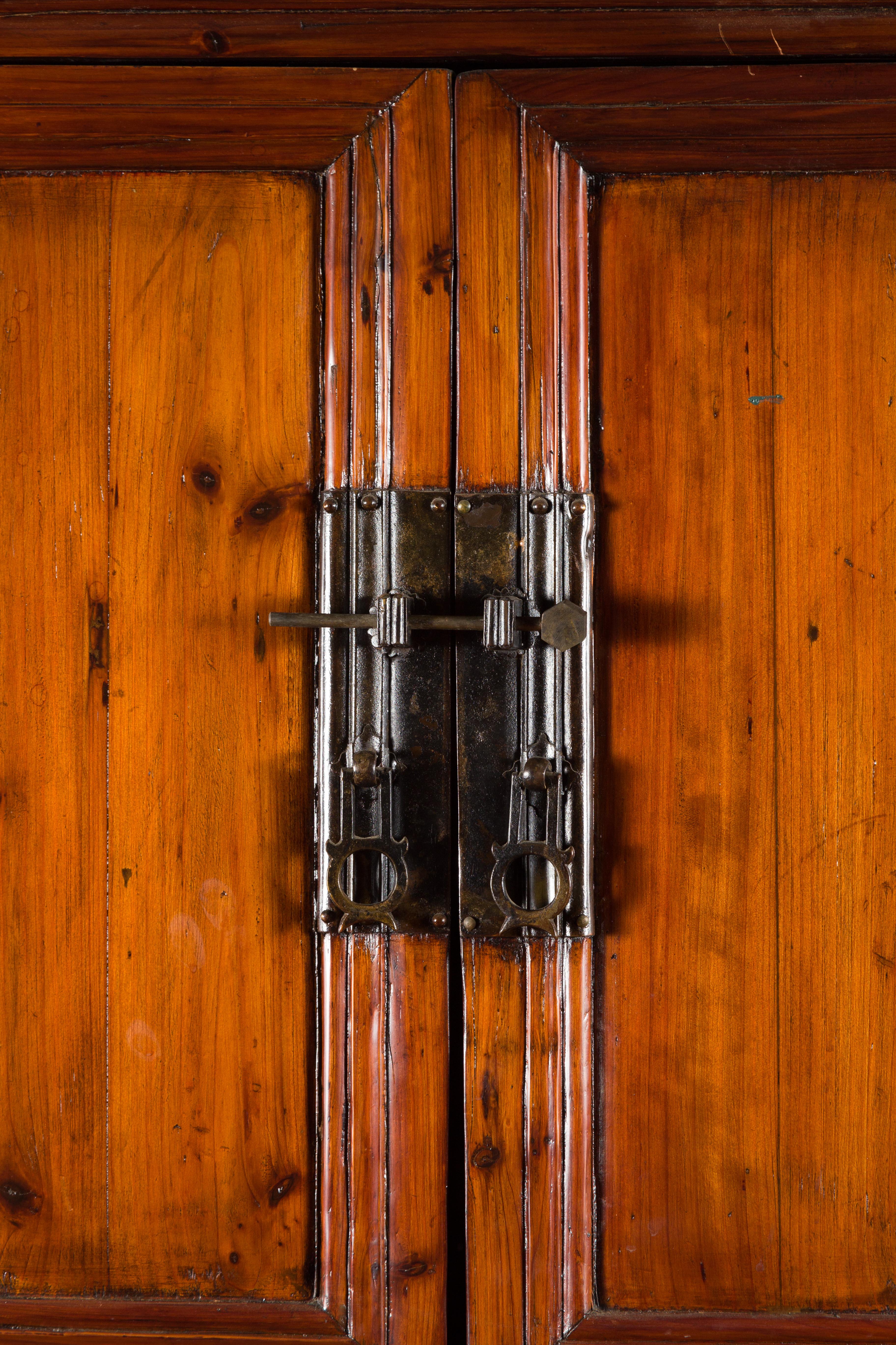 Armoire à portes accordéon avec trois tiroirs de la dynastie chinoise Qing du 19ème siècle en vente 2