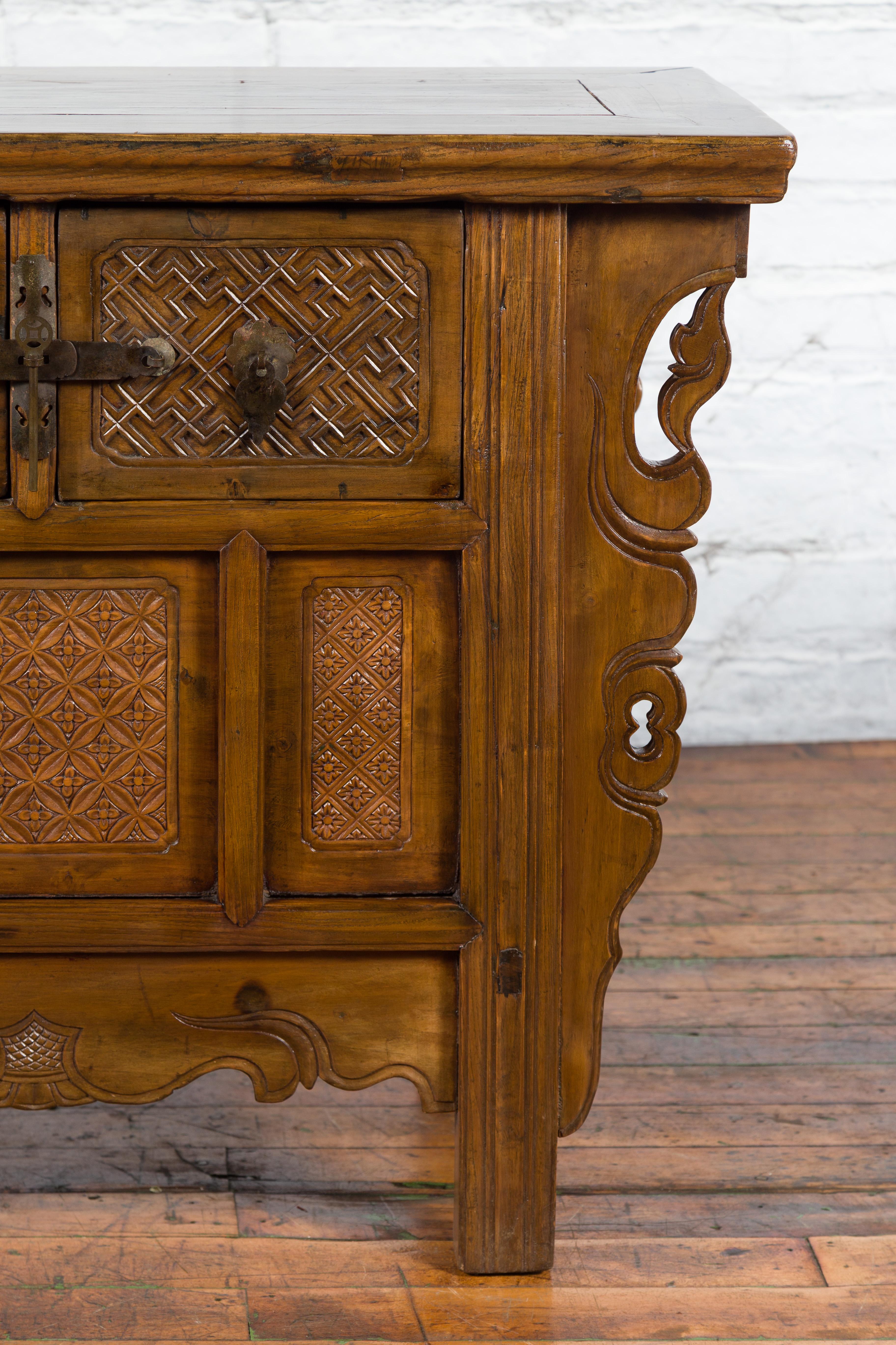 Chinese Qing Dynasty 19th Century Altar Coffer with Carved Geometric Motifs For Sale 6