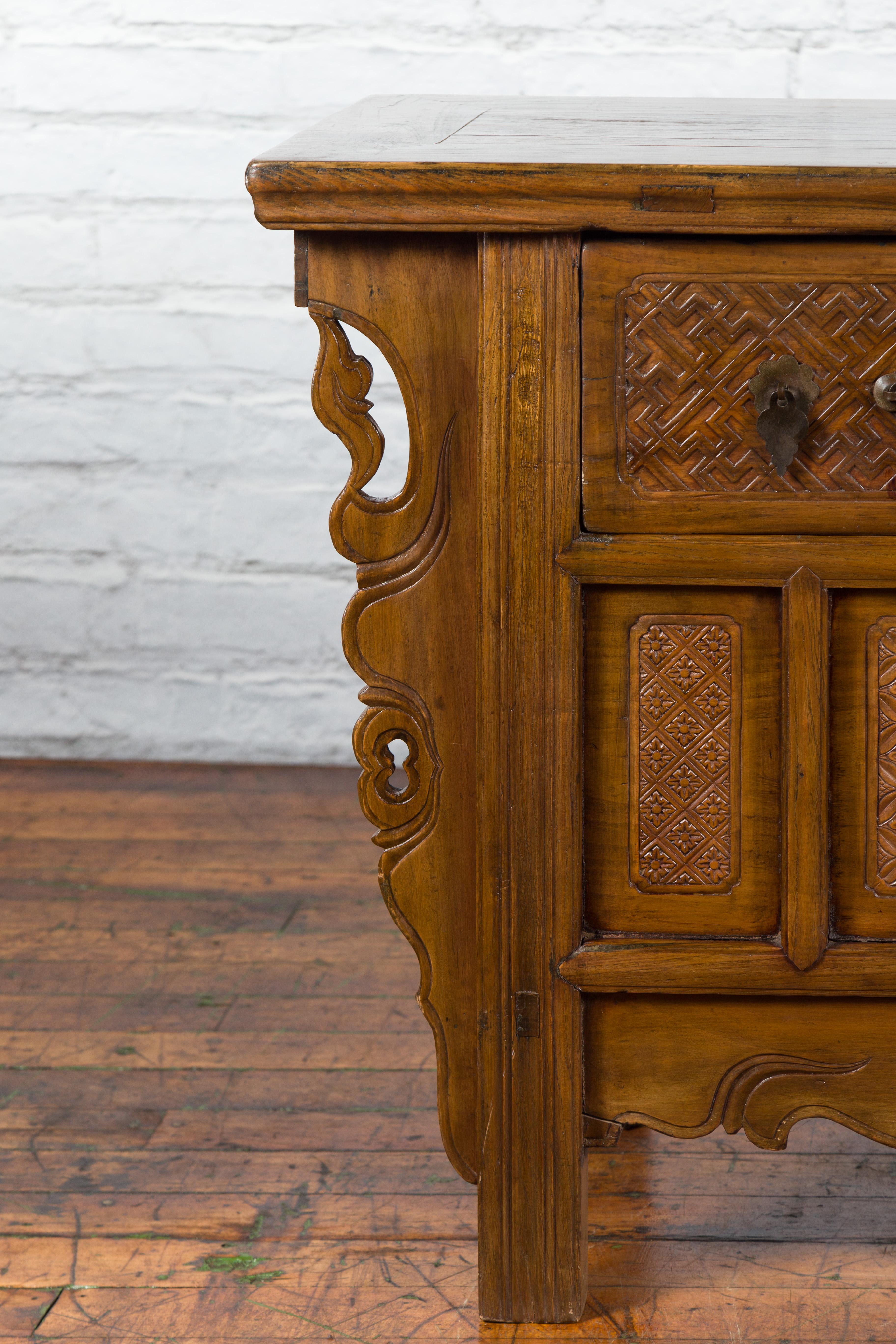 Chinese Qing Dynasty 19th Century Altar Coffer with Carved Geometric Motifs For Sale 4