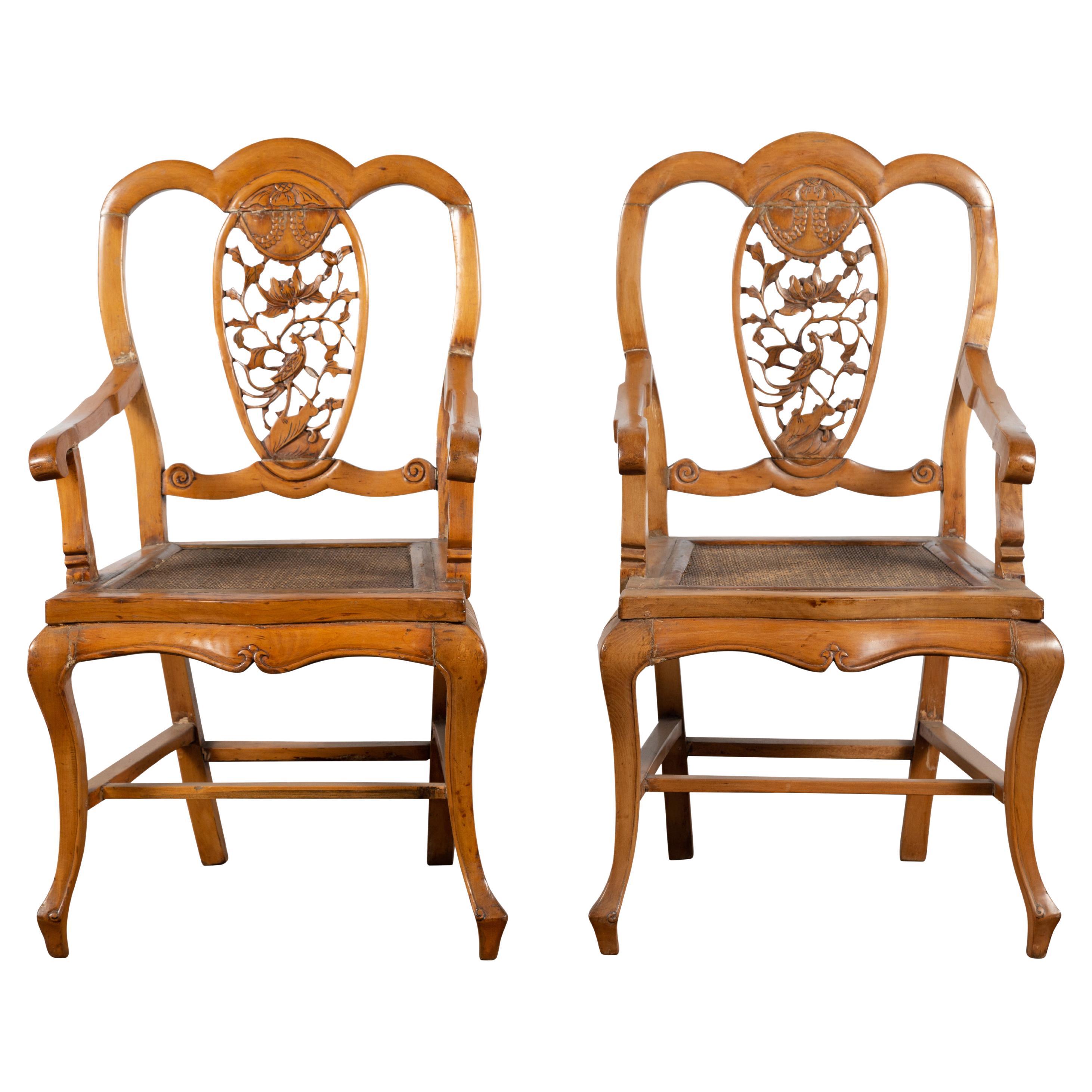 Chinesischer Sessel aus der Qing Dynasty des 19. Jahrhunderts mit geschnitztem Medaillon, einzeln verkauft