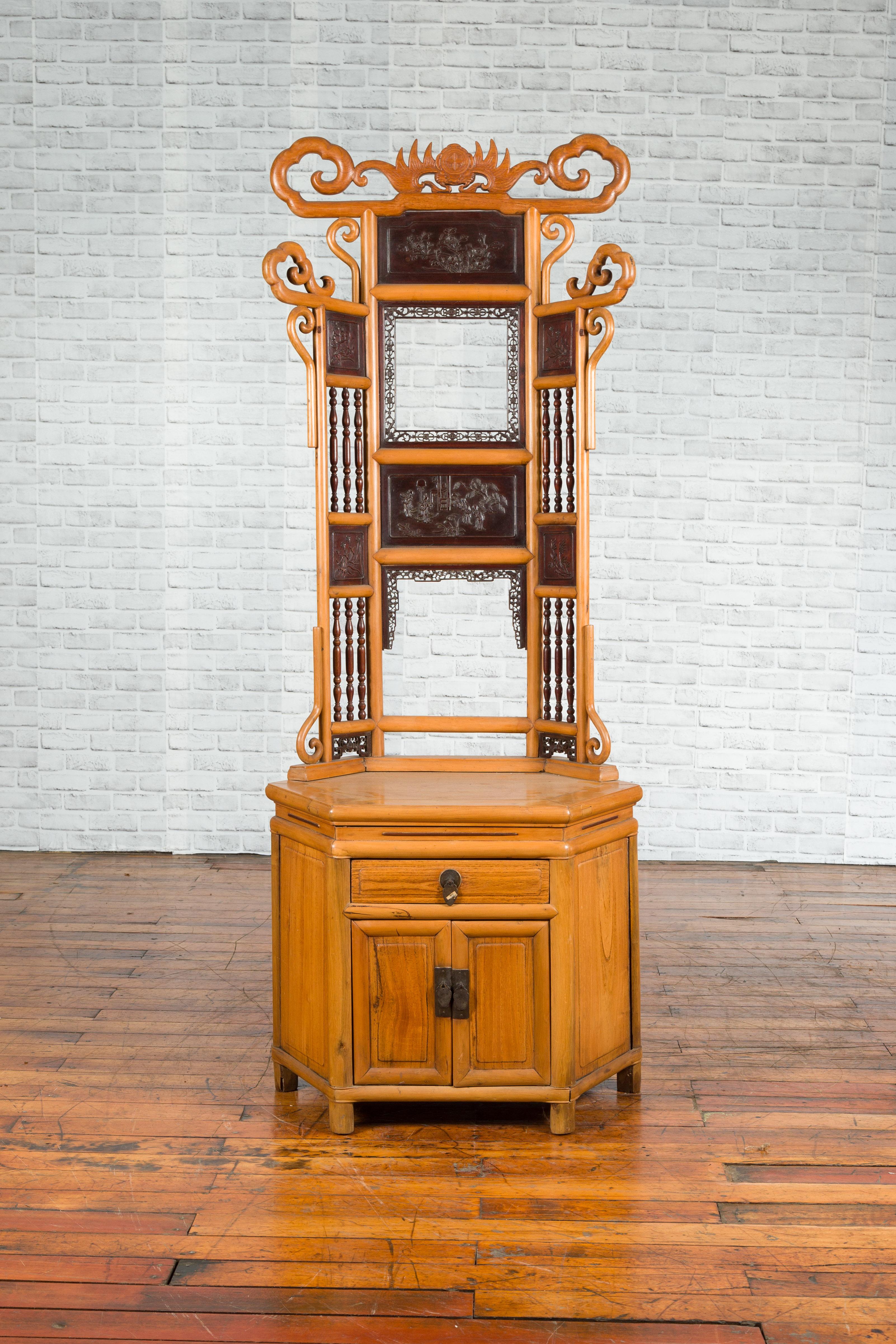 A Chinese Qing Dynasty period bamboo washstand from the 19th century, with carved and lacquered panels. Created in China during the Qing Dynasty, this bamboo washstand draws our attention with its scrolling lines and complimenting colors. Six dark