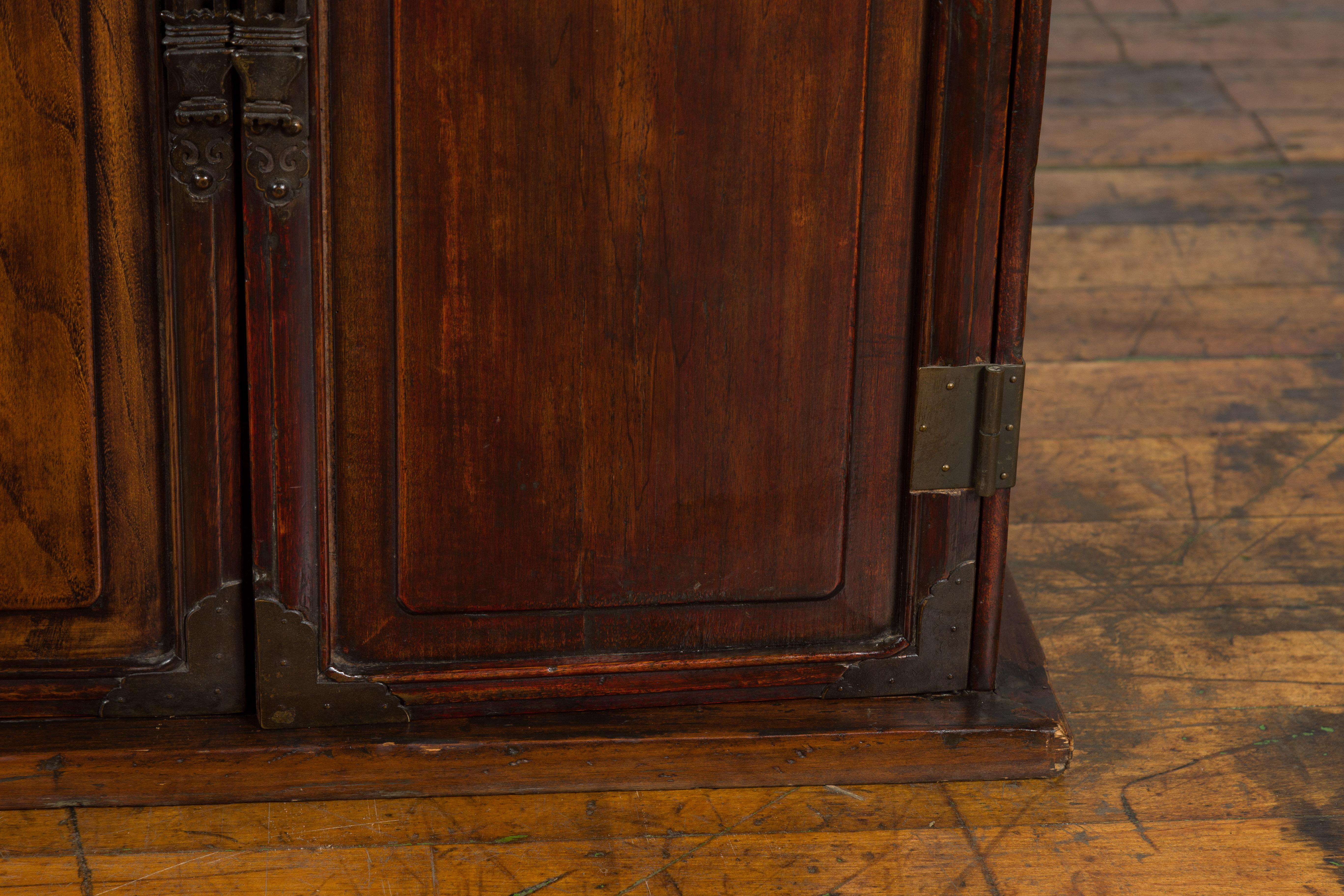 Chinese Qing Dynasty 19th Century Bedside Cabinet with Brass Ornaments For Sale 6