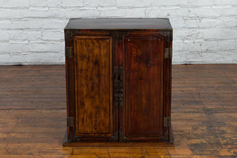 Chinese Qing Dynasty 19th Century Bedside Cabinet with Brass Ornaments For Sale 2