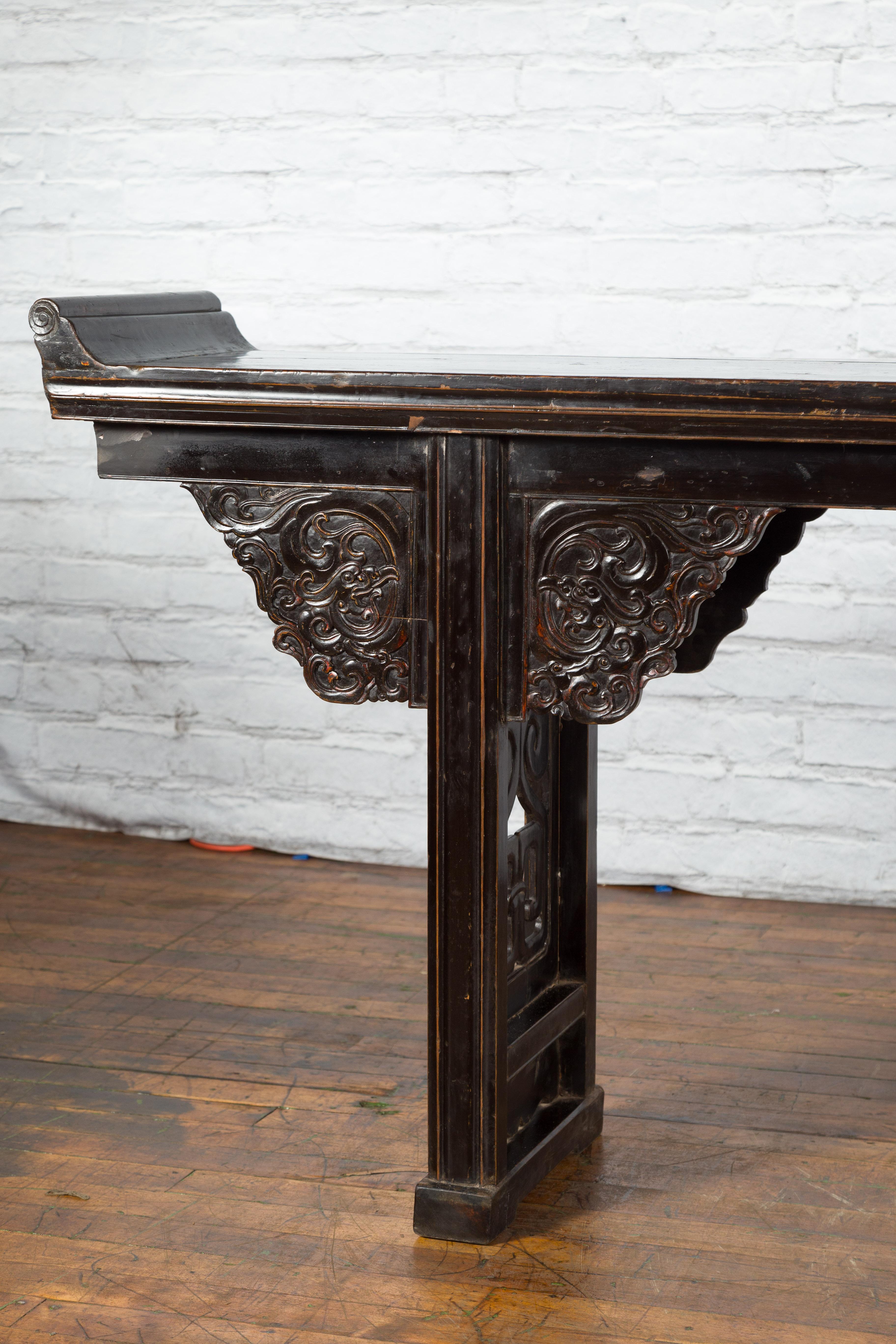 Chinese Qing Dynasty 19th Century Black Console Table with Carved Dragon Motifs For Sale 6