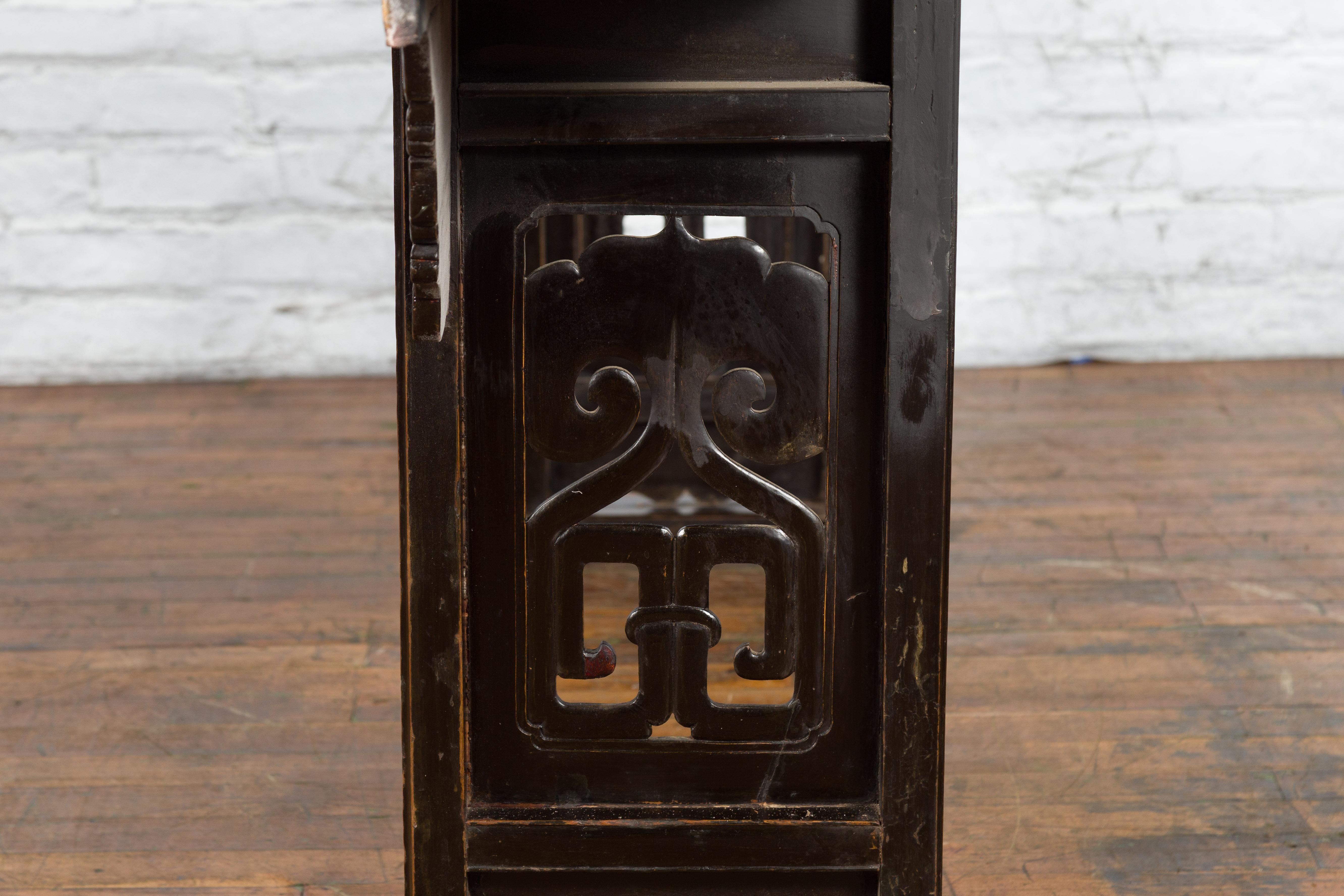 Table console noire à motifs de dragons sculptés, dynastie chinoise Qing, 19e siècle en vente 3