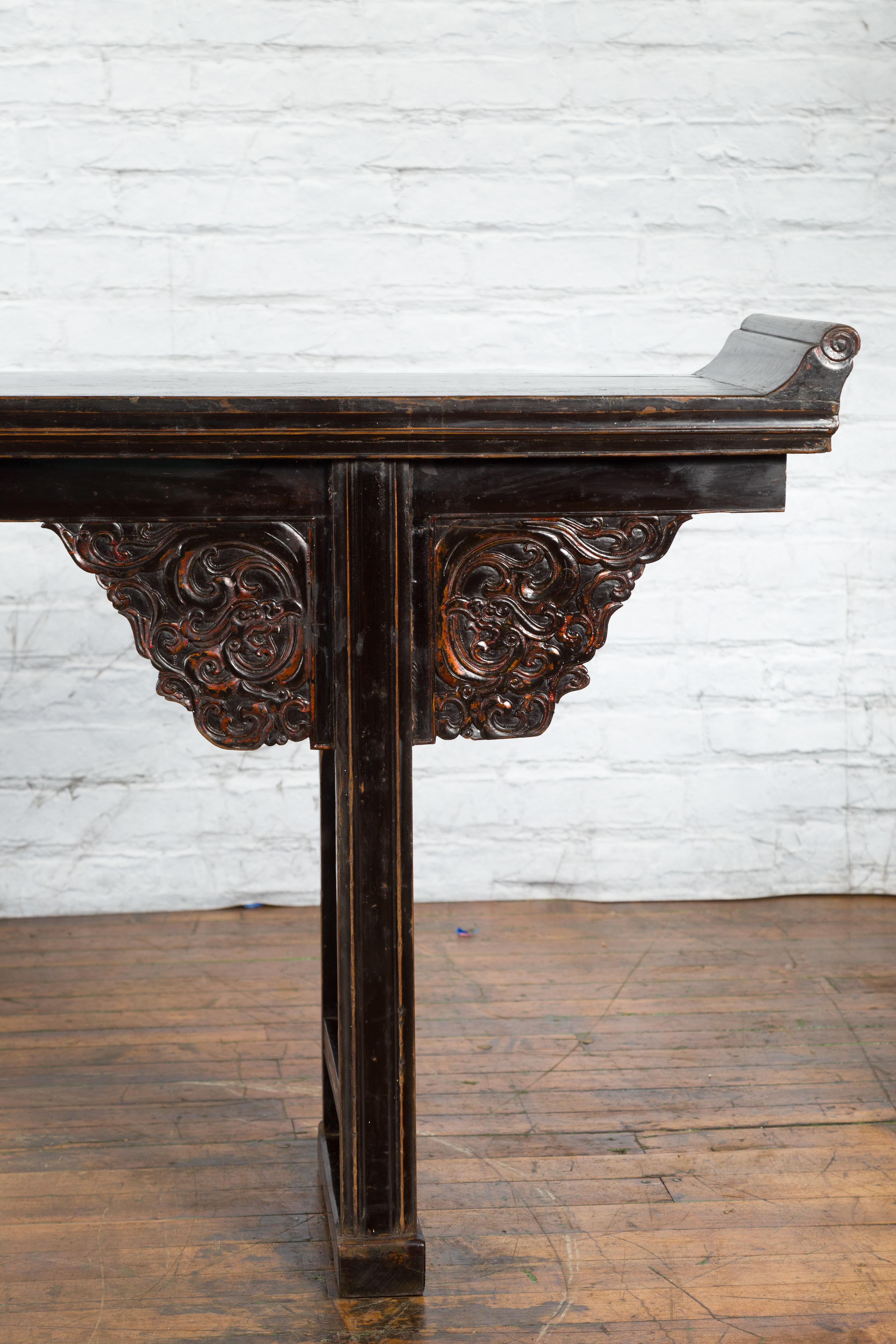 Chinese Qing Dynasty 19th Century Black Console Table with Carved Dragon Motifs For Sale 7
