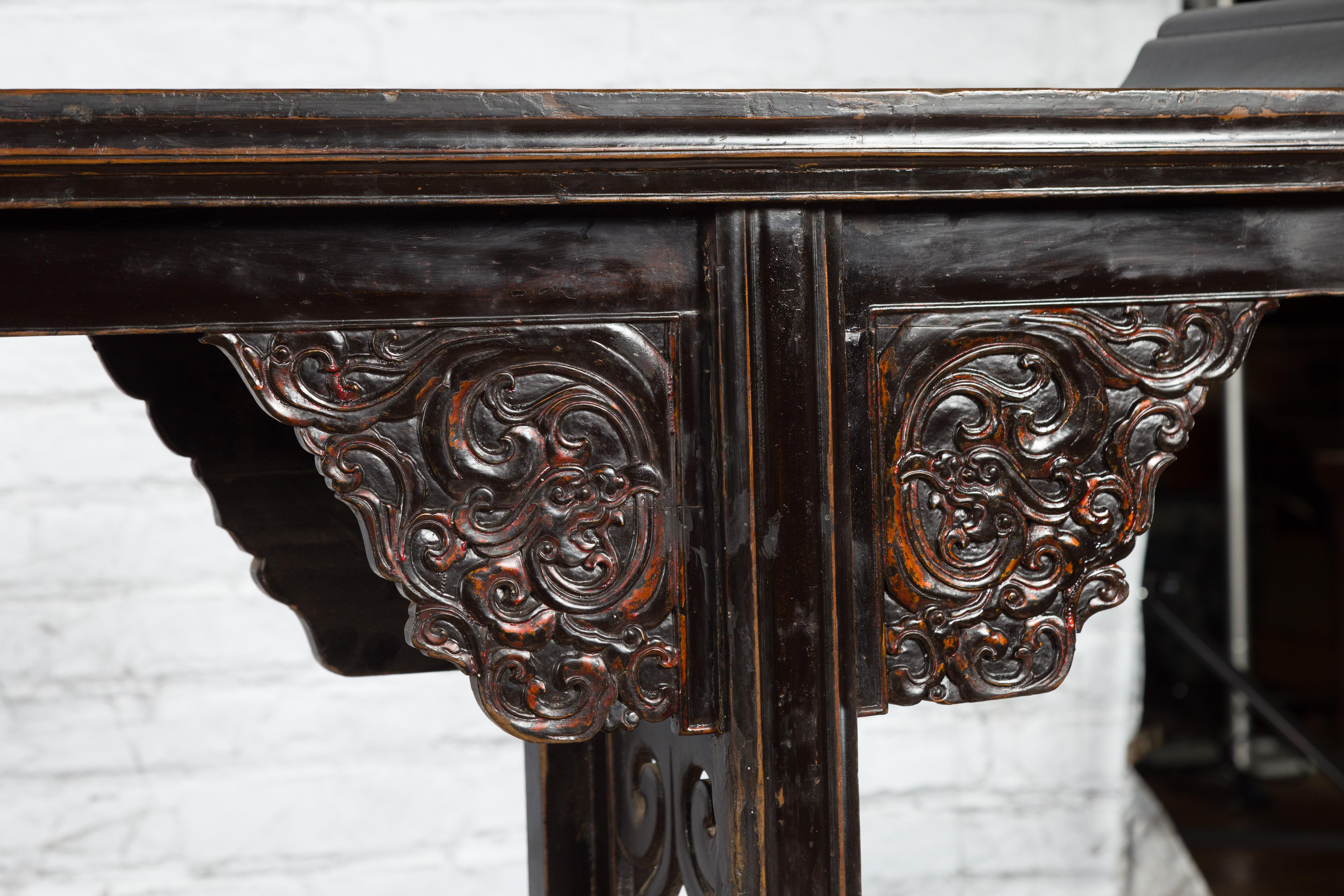 Chinese Qing Dynasty 19th Century Black Console Table with Carved Dragon Motifs For Sale 9