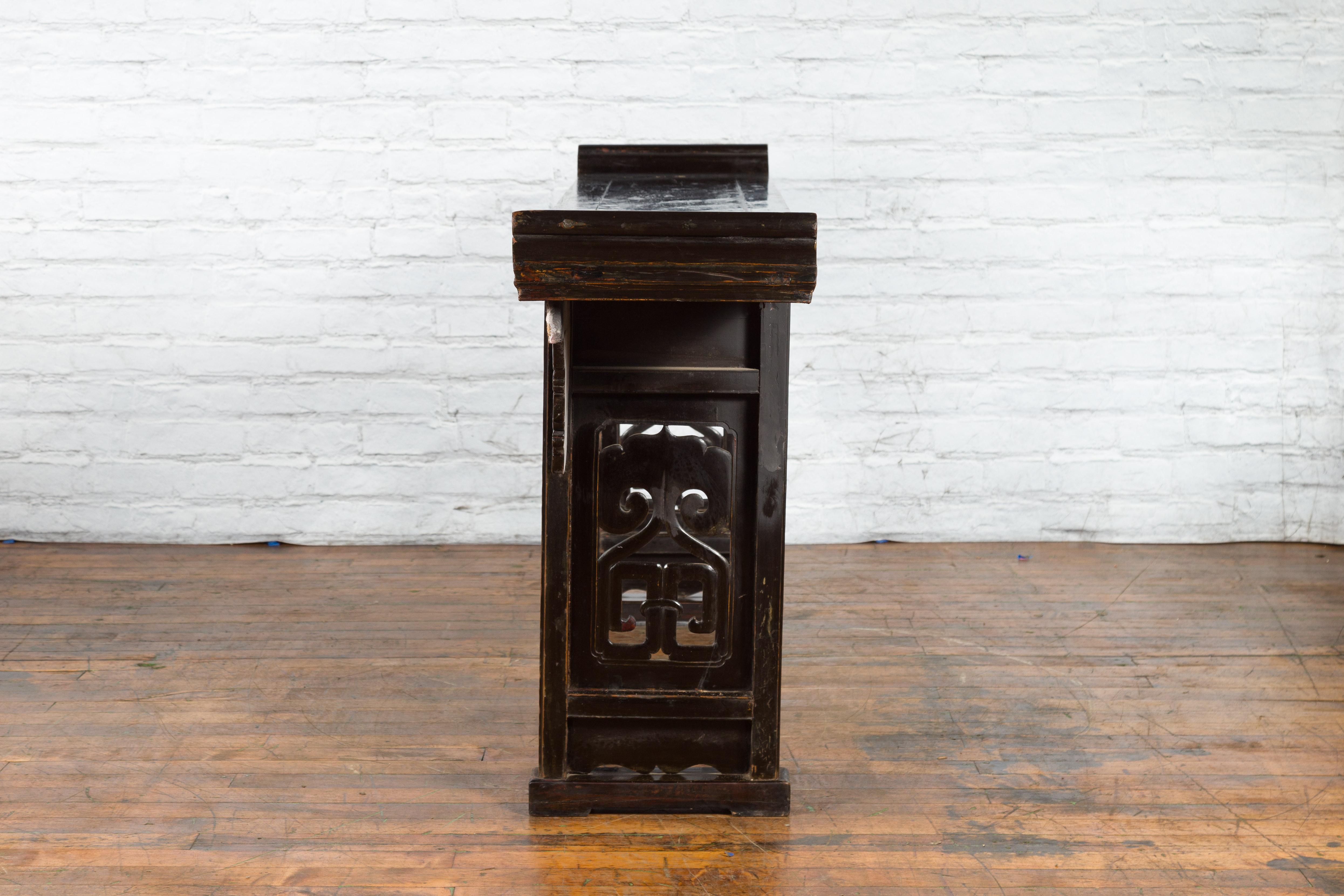 Chinese Qing Dynasty 19th Century Black Console Table with Carved Dragon Motifs For Sale 12