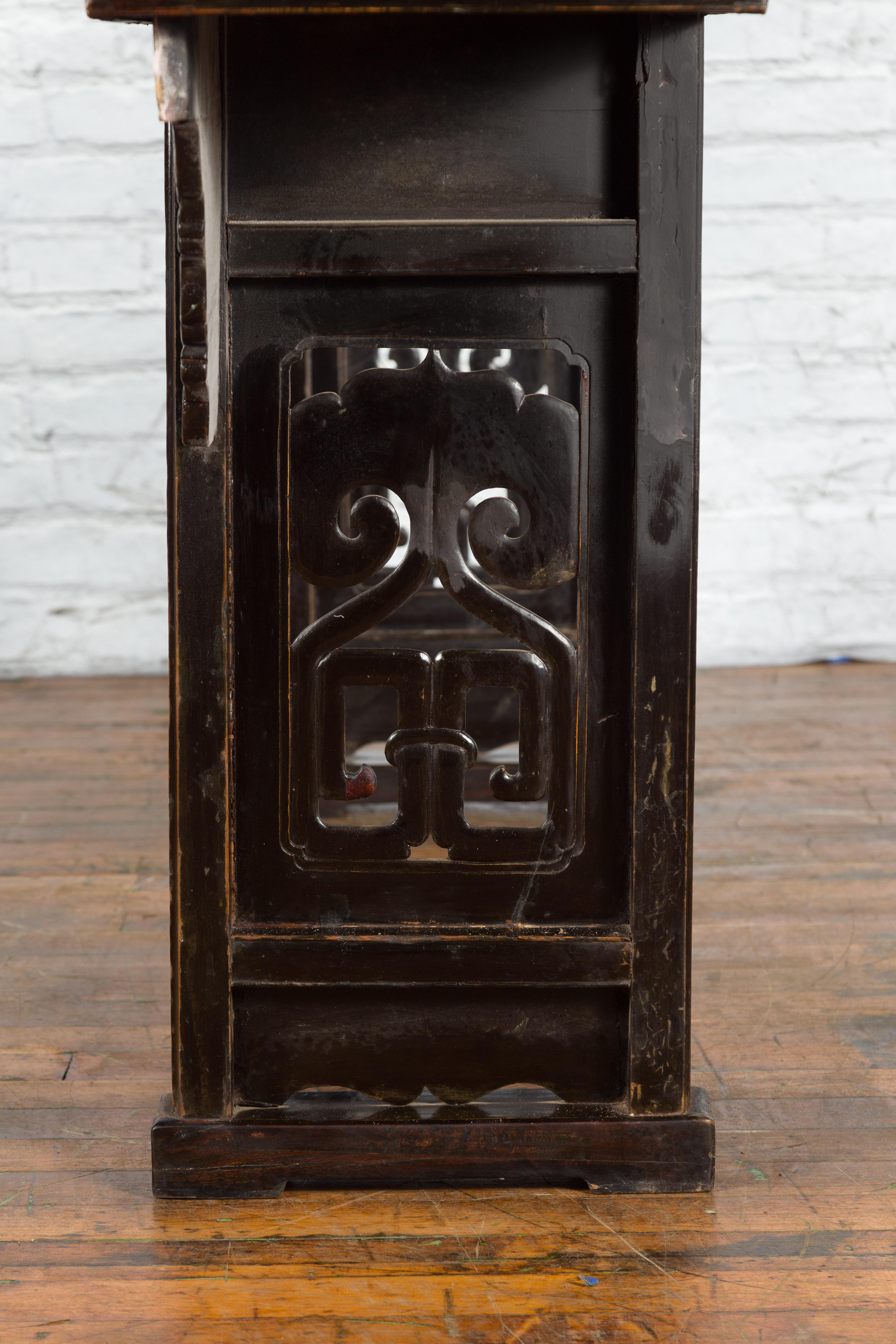 Chinese Qing Dynasty 19th Century Black Console Table with Carved Dragon Motifs For Sale 14