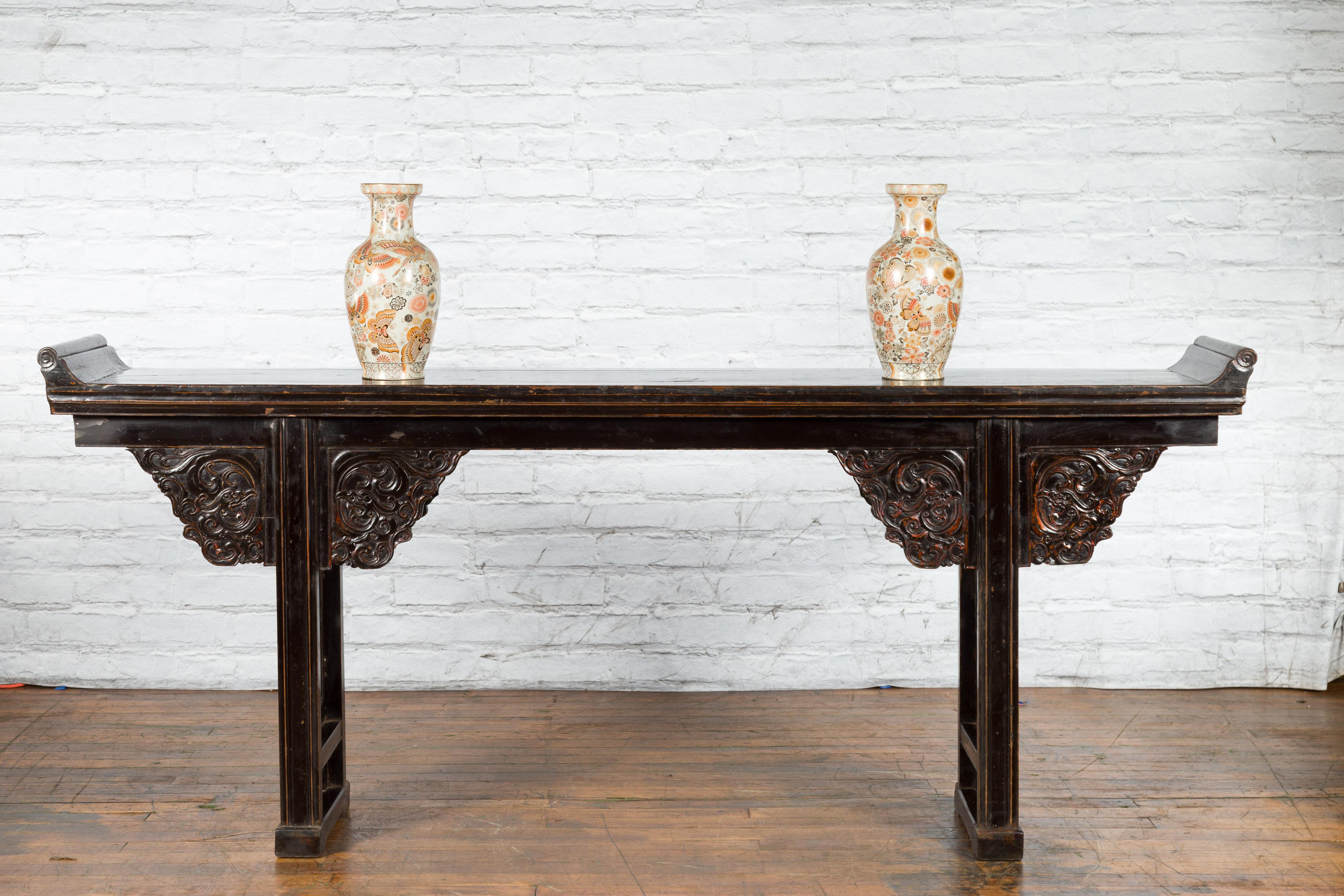 Sculpté Table console noire à motifs de dragons sculptés, dynastie chinoise Qing, 19e siècle en vente