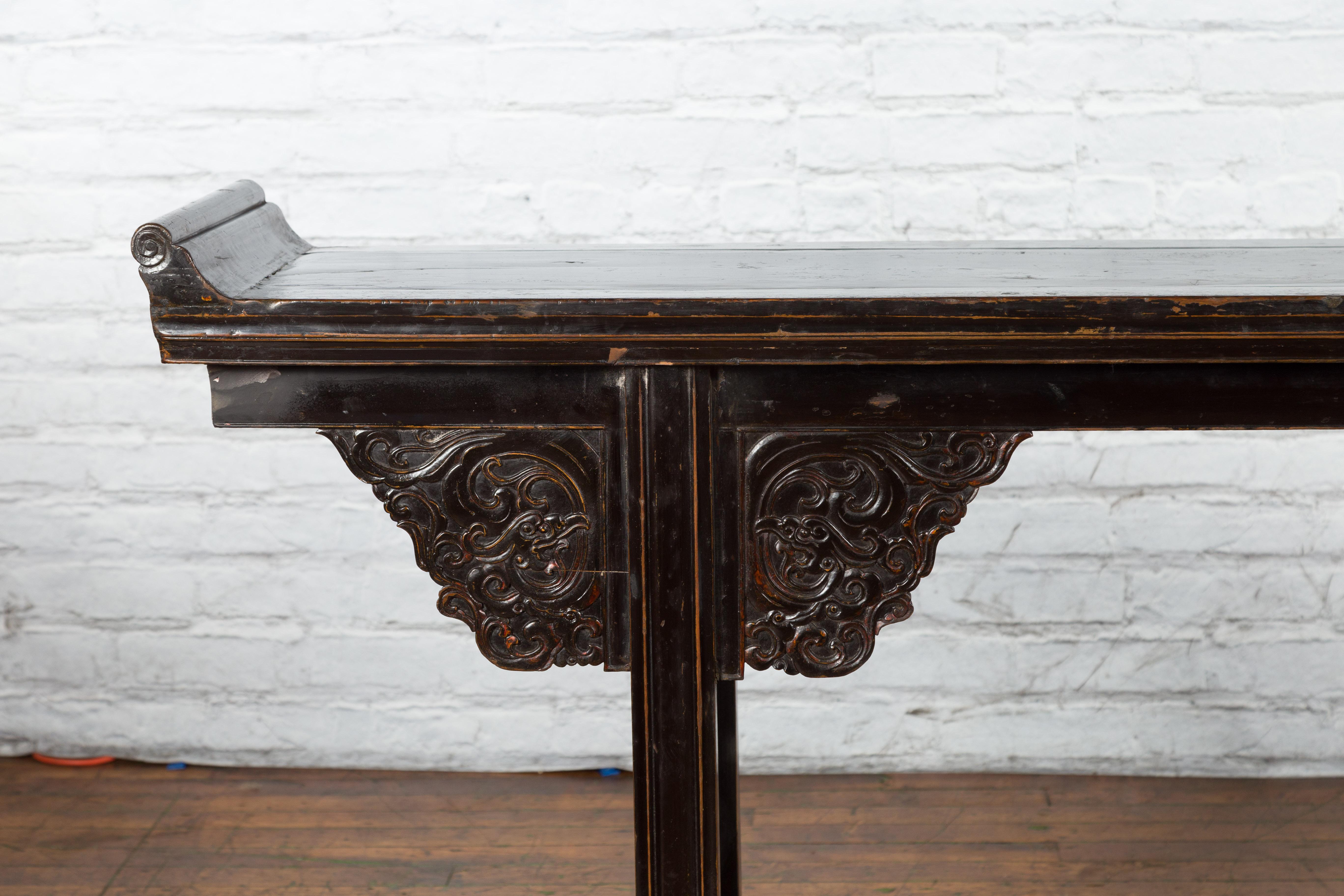Chinese Qing Dynasty 19th Century Black Console Table with Carved Dragon Motifs For Sale 1