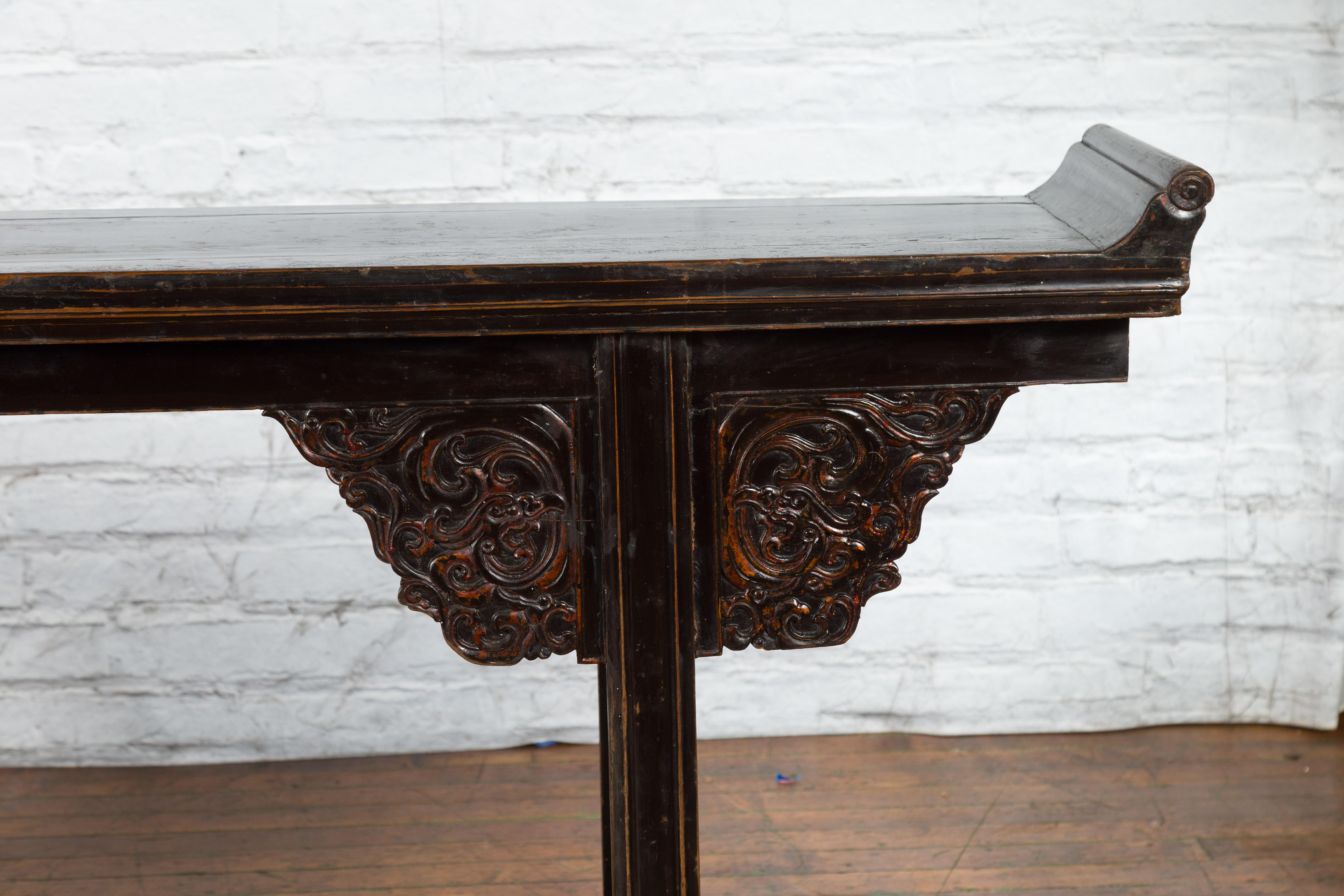 Chinese Qing Dynasty 19th Century Black Console Table with Carved Dragon Motifs For Sale 2
