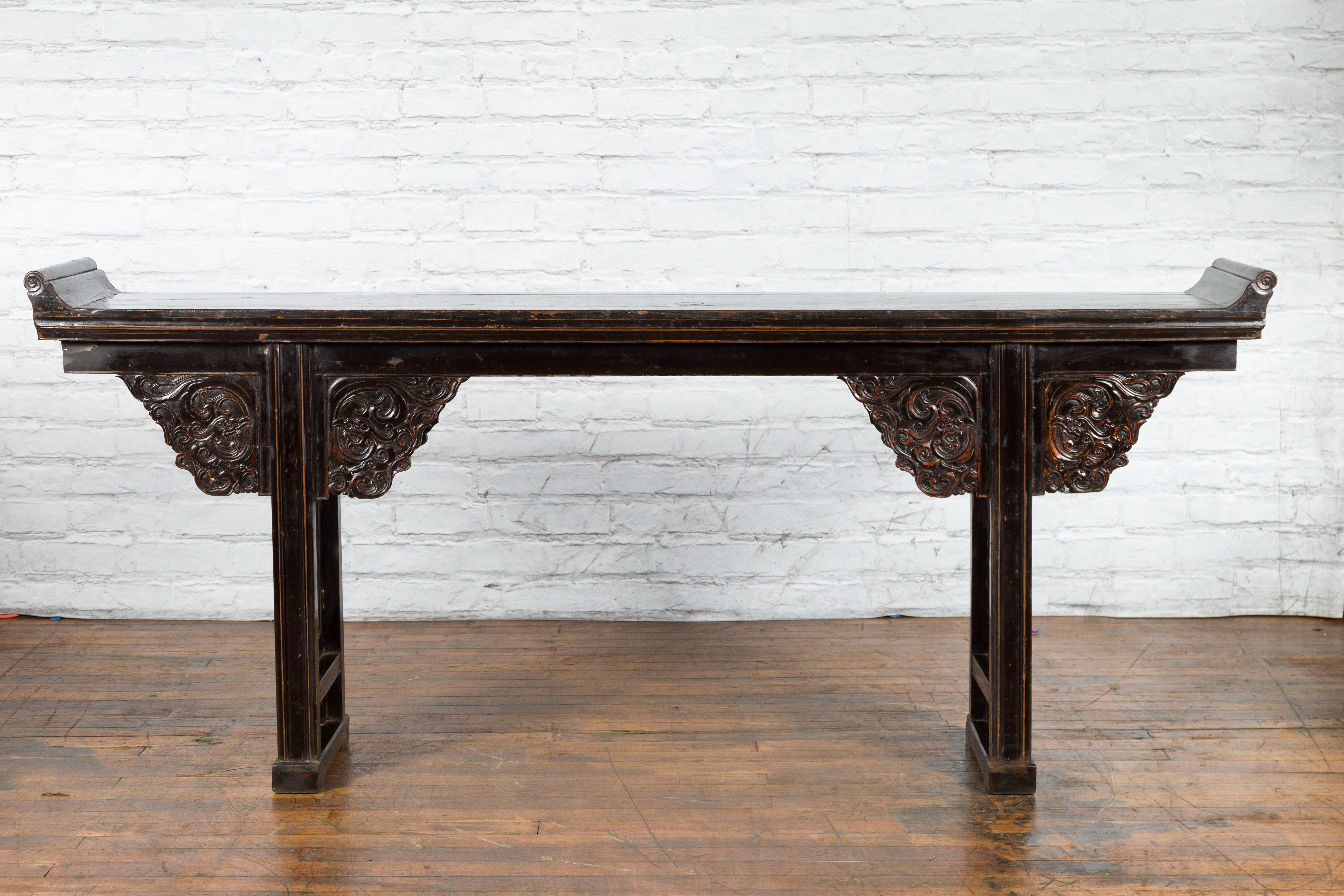 XIXe siècle Table console noire à motifs de dragons sculptés, dynastie chinoise Qing, 19e siècle en vente