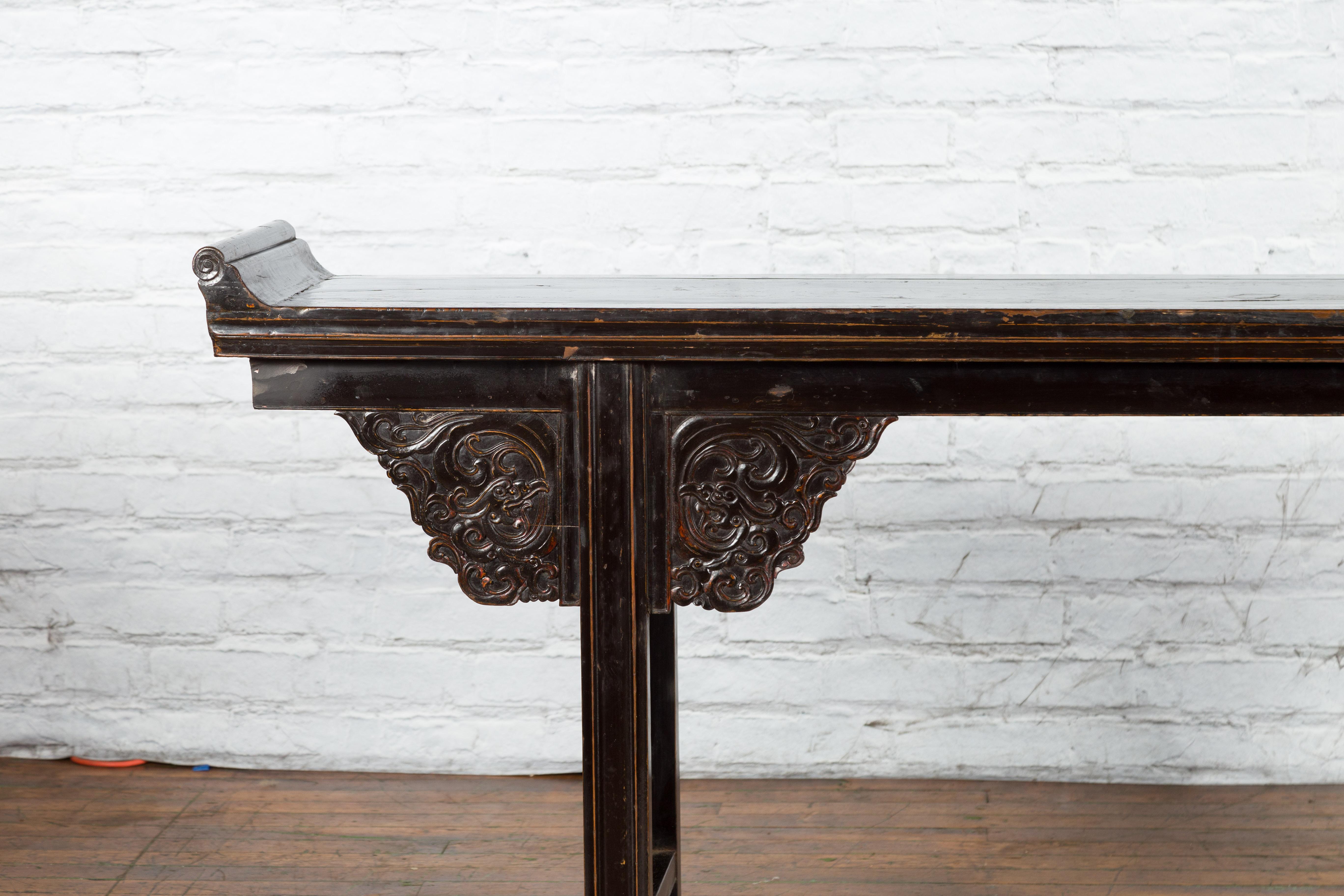 Bois Table console noire à motifs de dragons sculptés, dynastie chinoise Qing, 19e siècle en vente