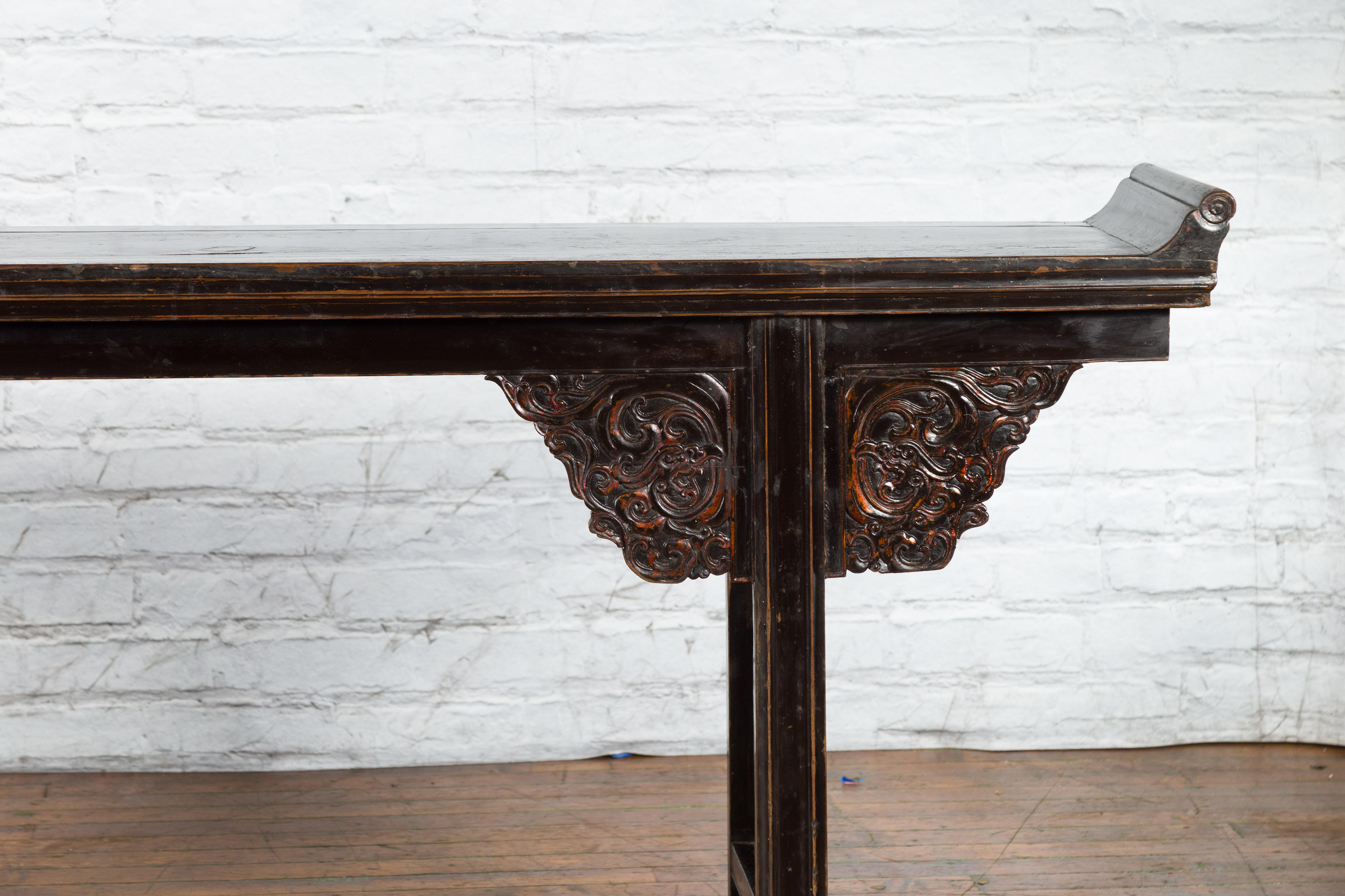 Table console noire à motifs de dragons sculptés, dynastie chinoise Qing, 19e siècle en vente 1