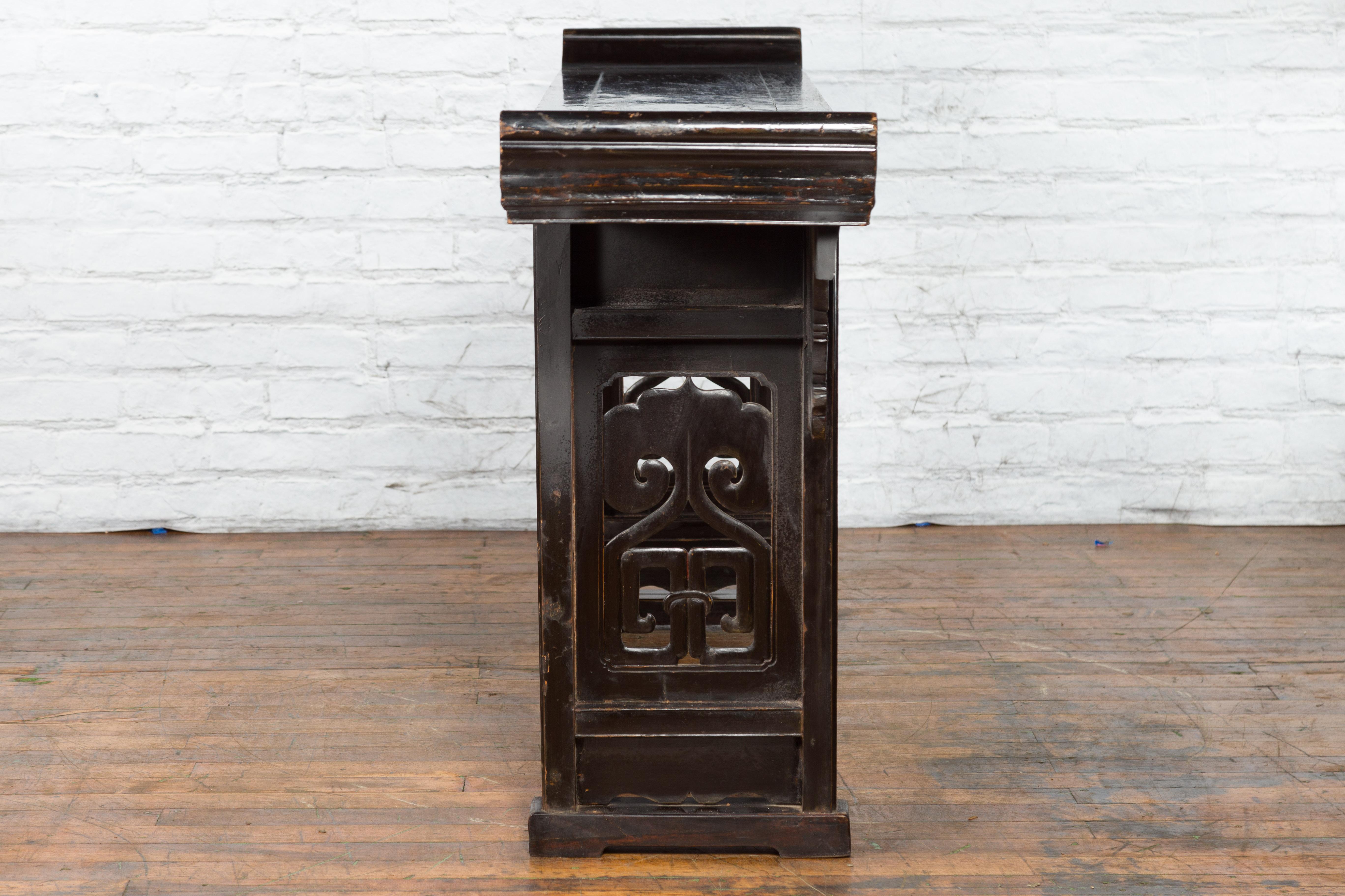 Table console noire à motifs de dragons sculptés, dynastie chinoise Qing, 19e siècle en vente 2