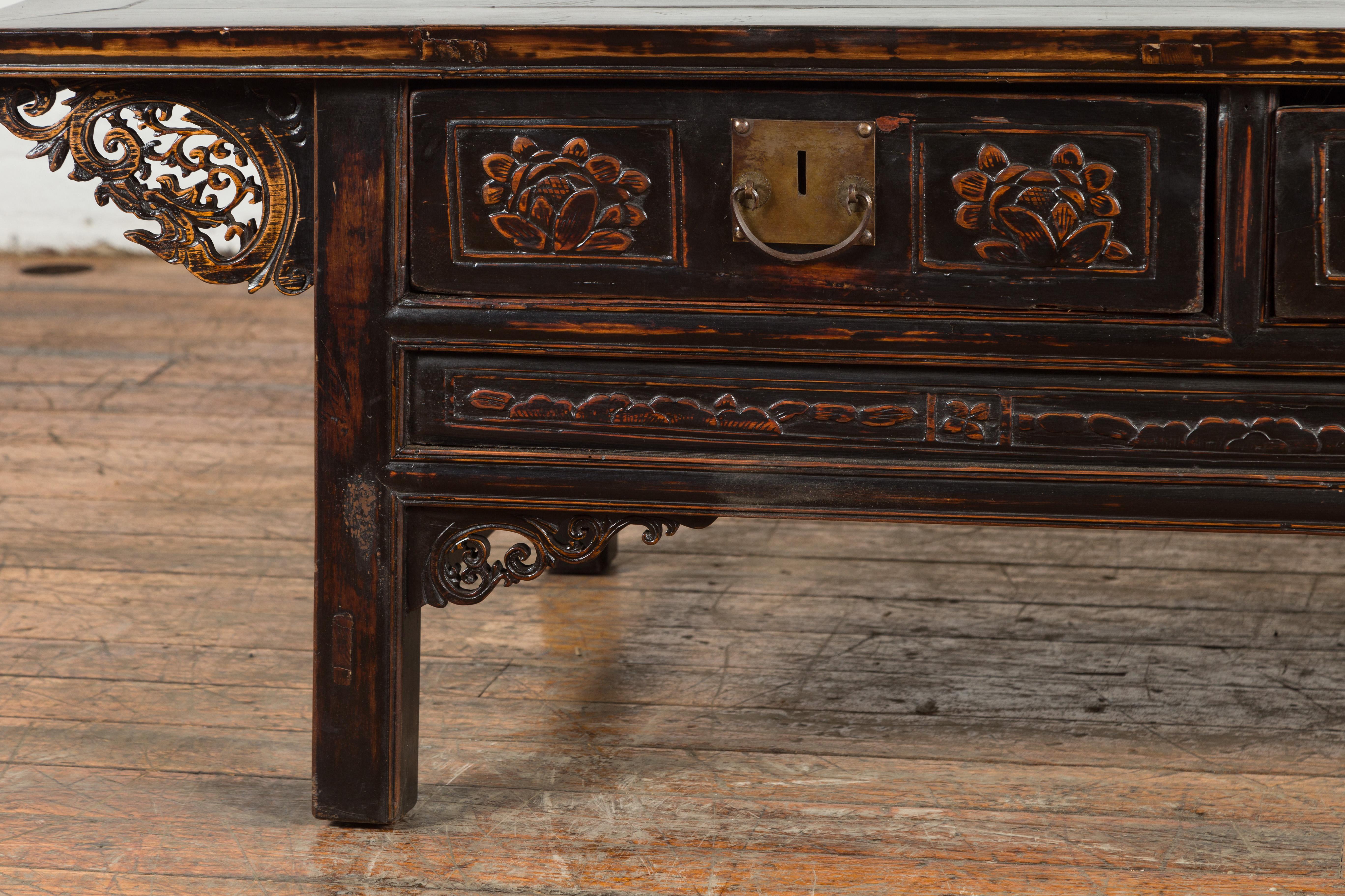 Chinese Qing Dynasty 19th Century Black Lacquer Coffee Table with Two Drawers For Sale 5
