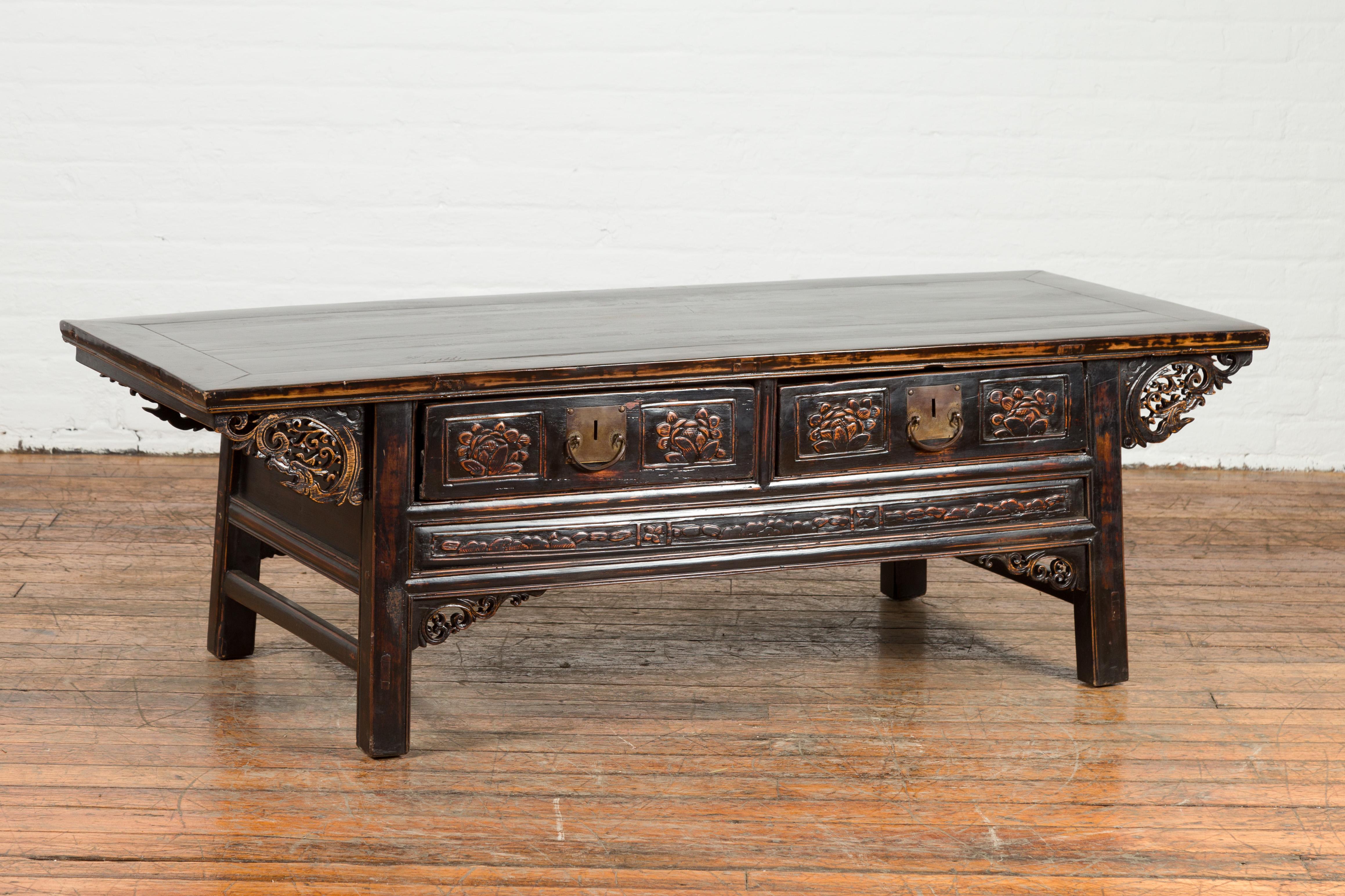 Chinese Qing Dynasty 19th Century Black Lacquer Coffee Table with Two Drawers In Good Condition For Sale In Yonkers, NY
