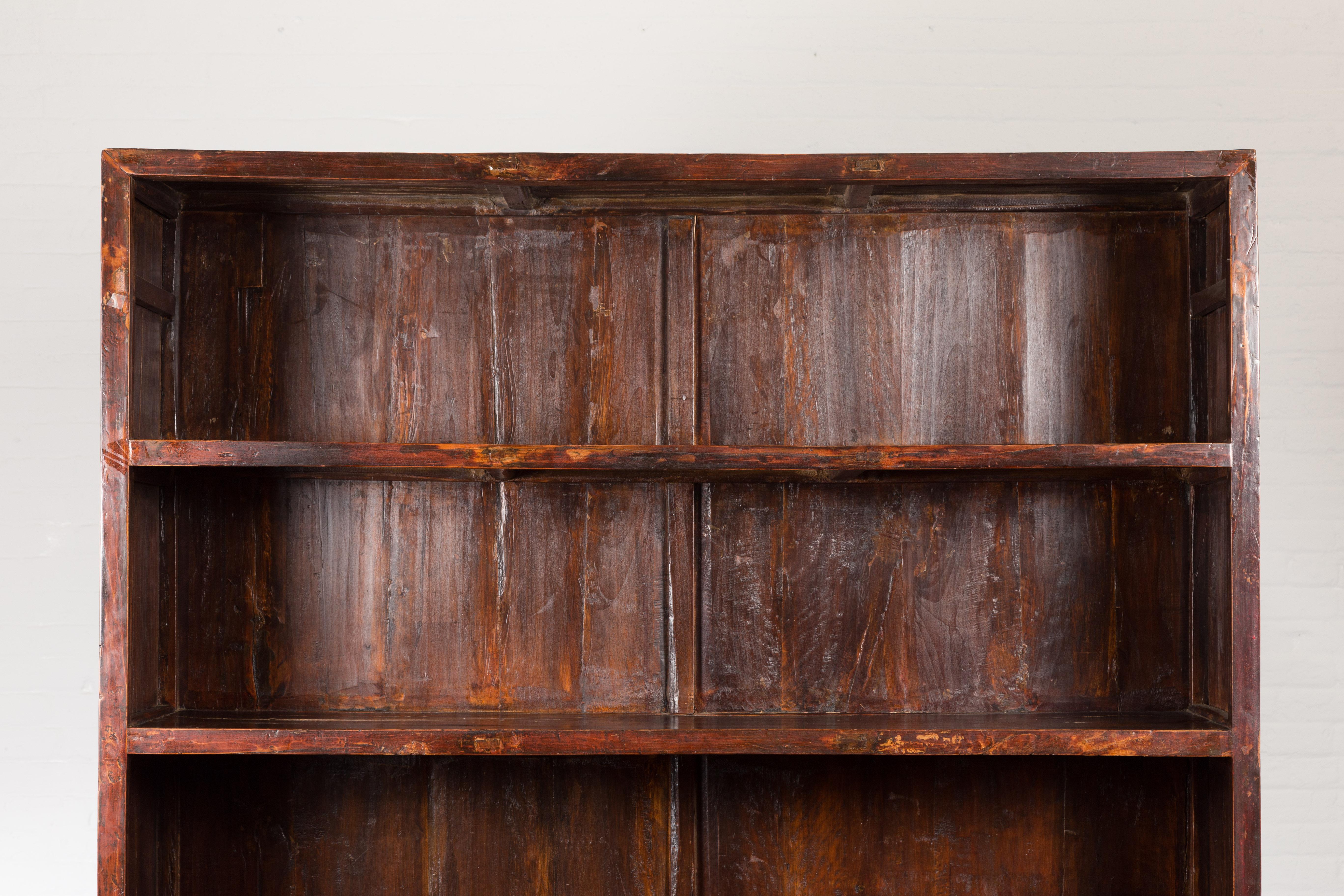Chinese Qing Dynasty 19th Century Bookcase with Four Shelves and Dark Patina For Sale 1