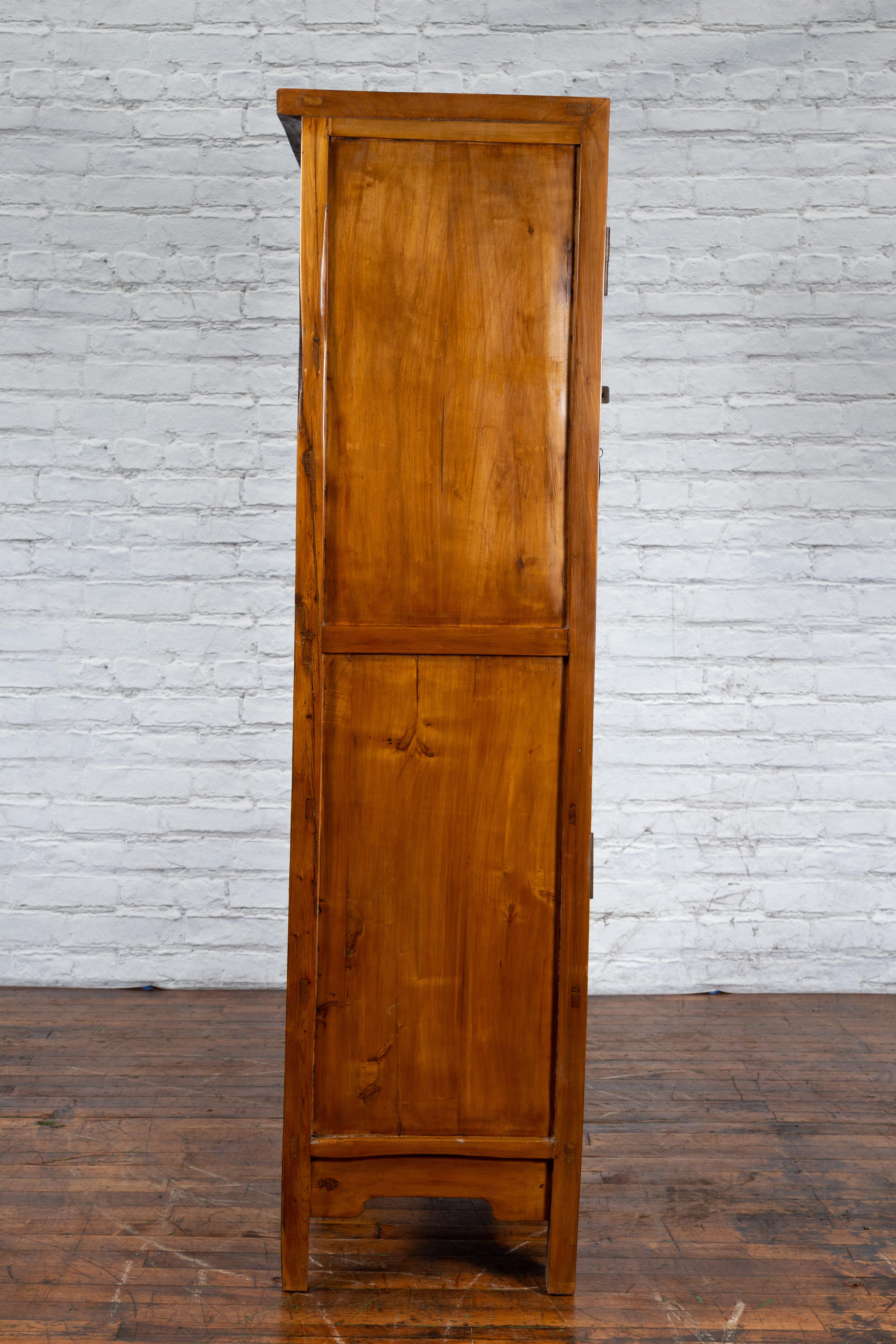 Chinesischer Schrank aus der Qing Dynasty des 19. Jahrhunderts mit geschnitzter Schürze und Bronzebeschlägen im Angebot 8