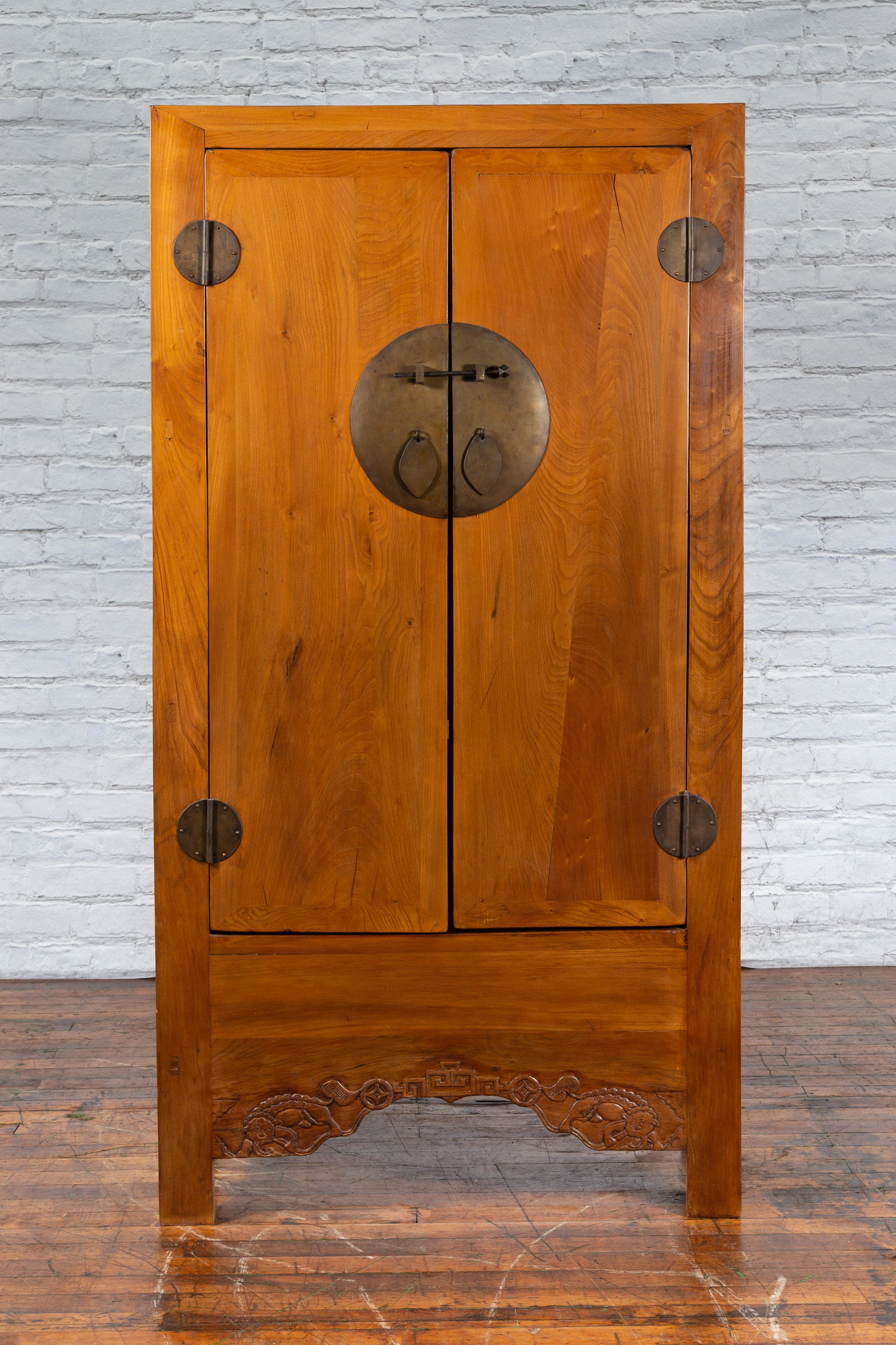 Ein chinesischer Holzschrank aus der Qing-Dynastie aus dem 19. Jahrhundert mit runden Medaillonbeschlägen. Dieser während der Qing-Dynastie in China gefertigte Holzschrank verfügt über zwei große Türen, die sich dank eines großen Bronzemedaillons