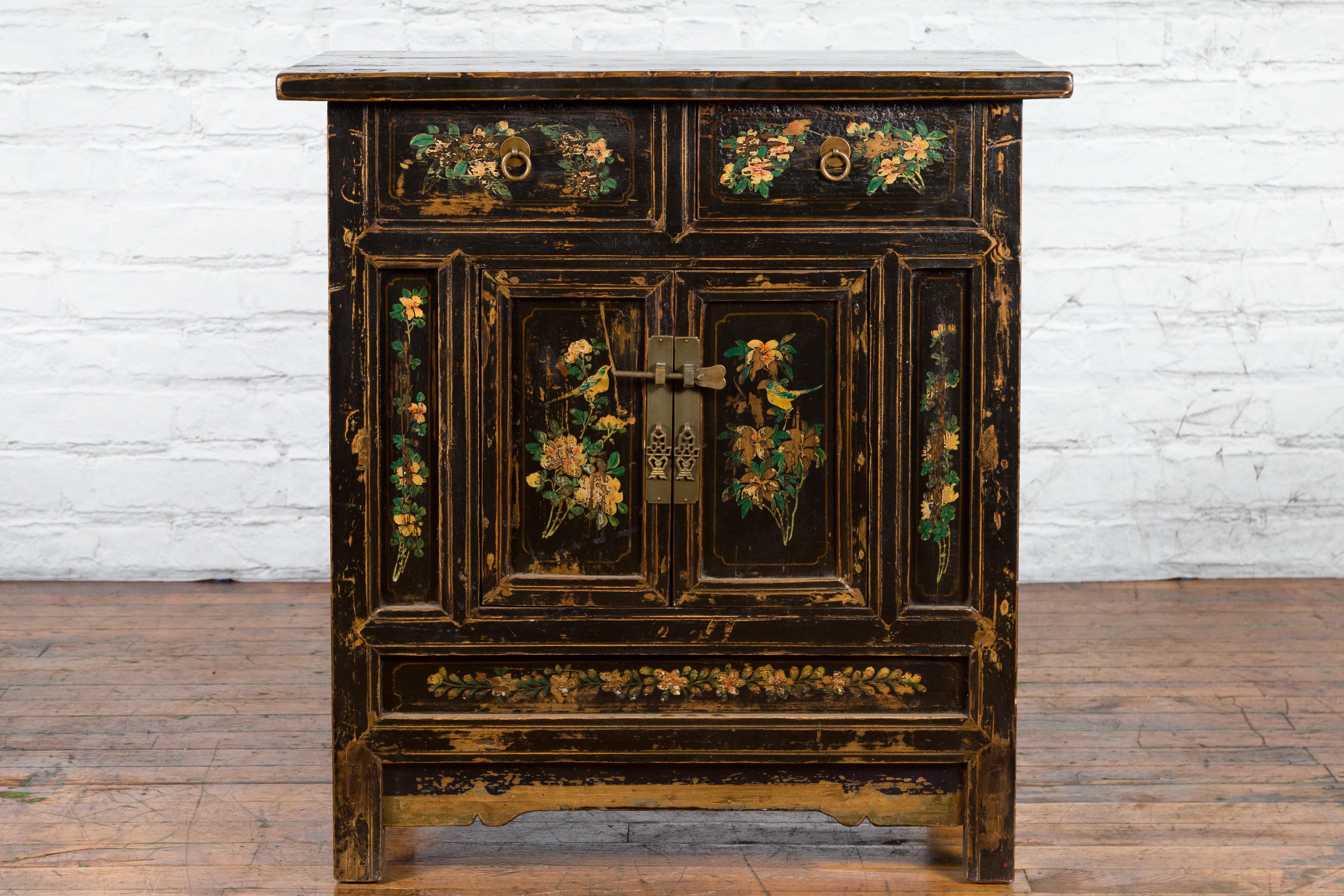 Chinese Qing Dynasty 19th Century Cabinet with Hand-Painted Floral Décor In Good Condition For Sale In Yonkers, NY