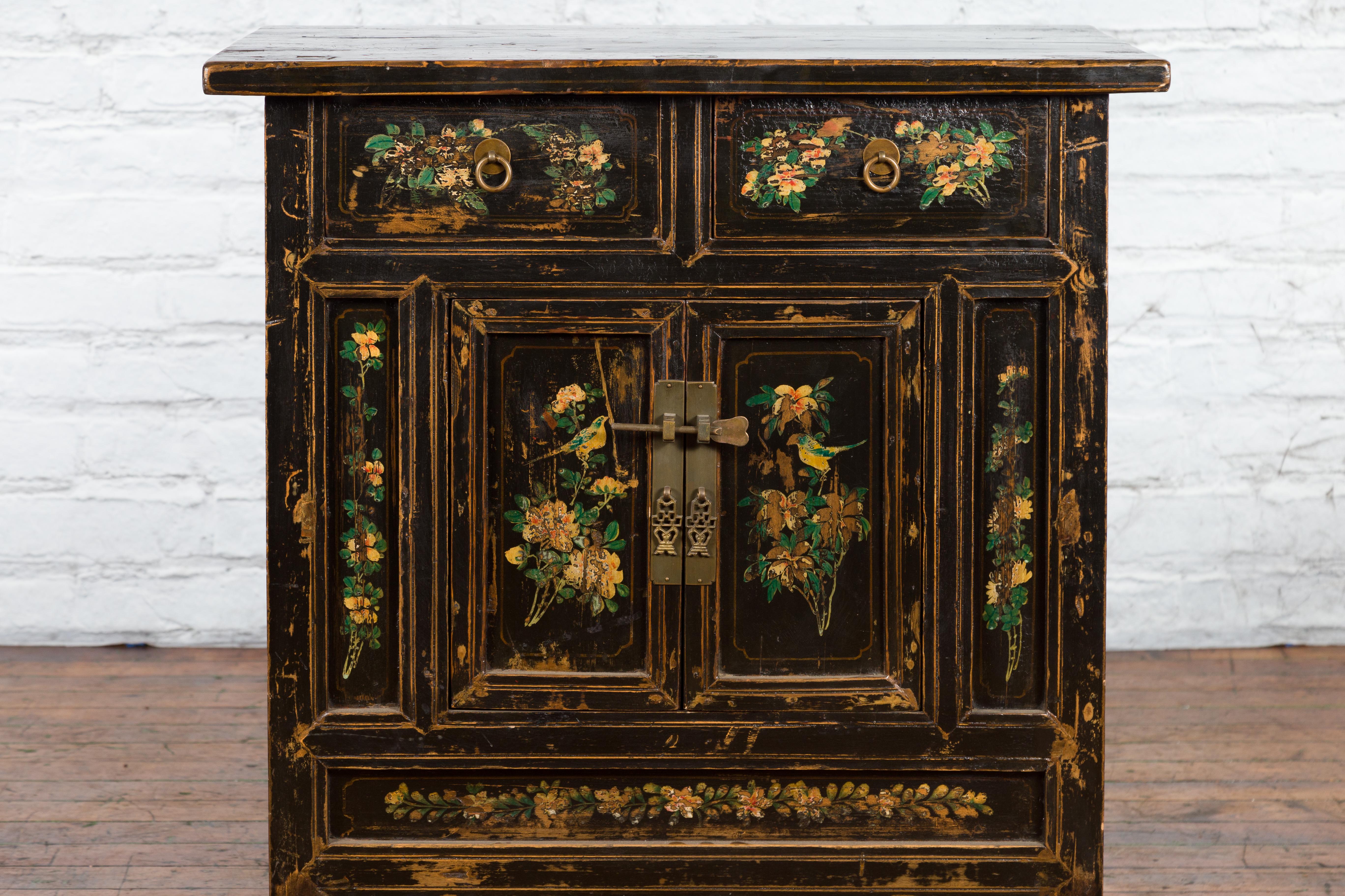 Chinese Qing Dynasty 19th Century Cabinet with Hand-Painted Floral Décor For Sale 2