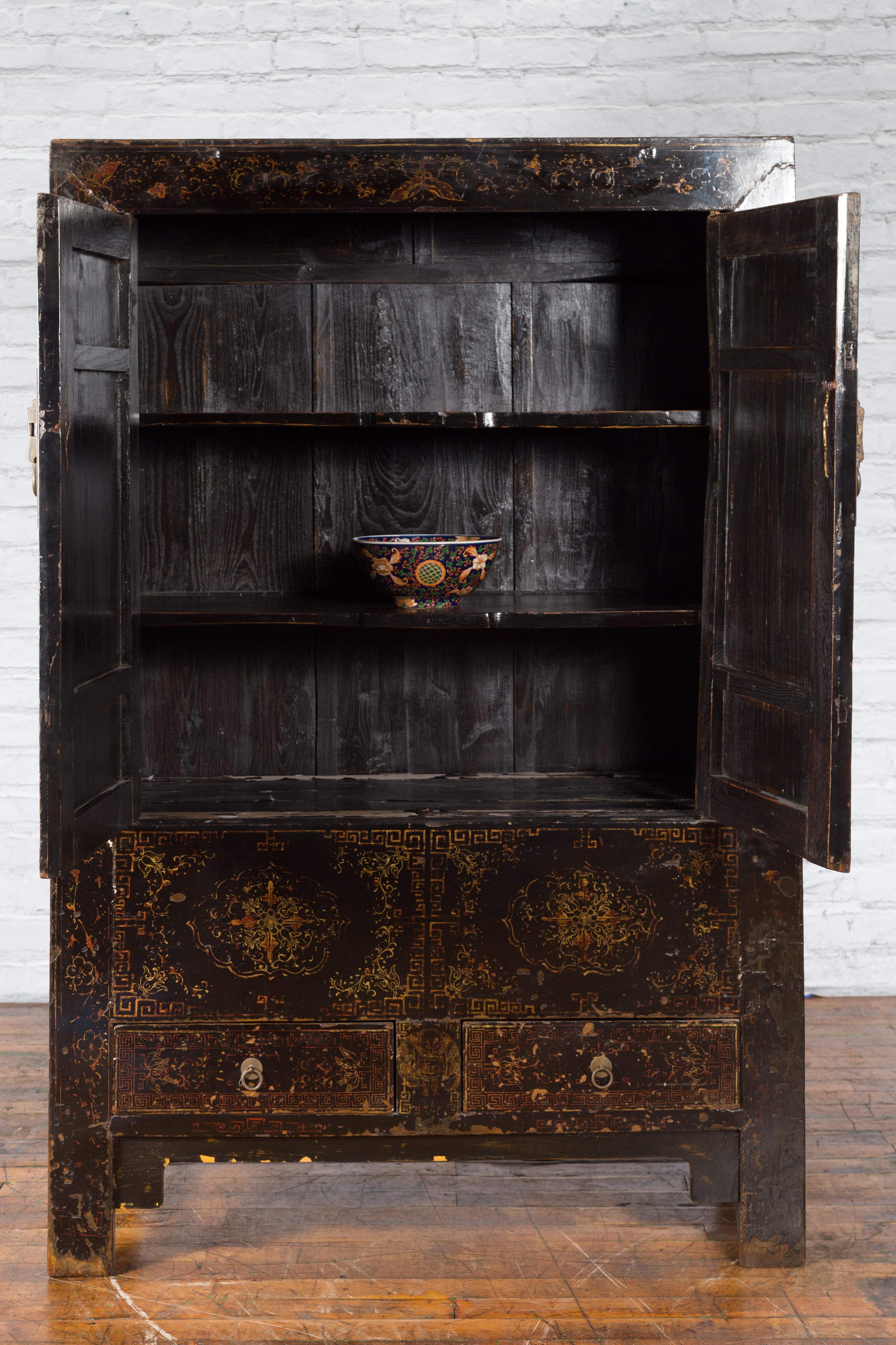 Cabinet de la dynastie chinoise Qing du 19ème siècle avec finition originale en laque noire en vente 4