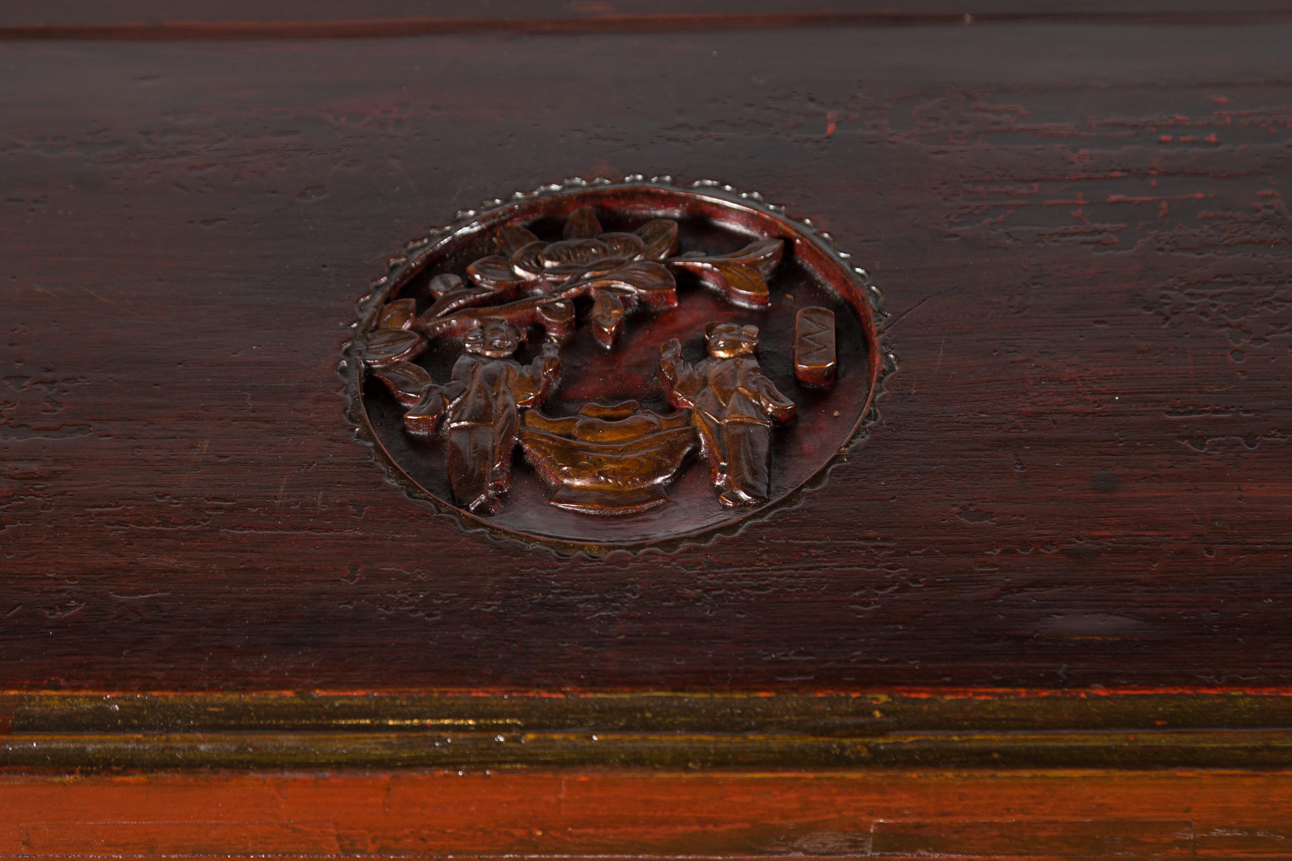 Qing Dynasty 19th Century Lacquered Console Table with Carved Mythical Animals For Sale 6