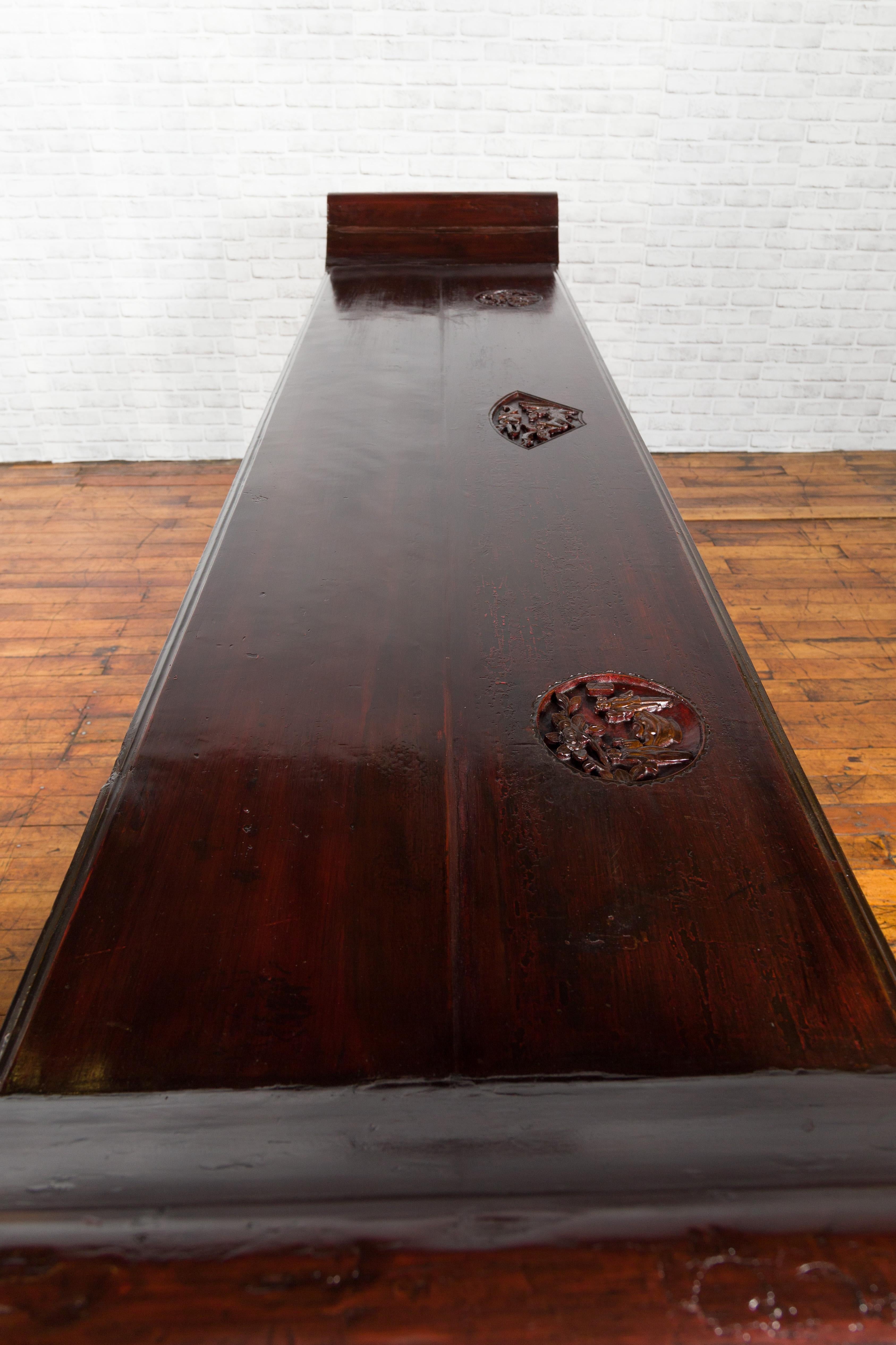 Qing Dynasty 19th Century Lacquered Console Table with Carved Mythical Animals For Sale 10