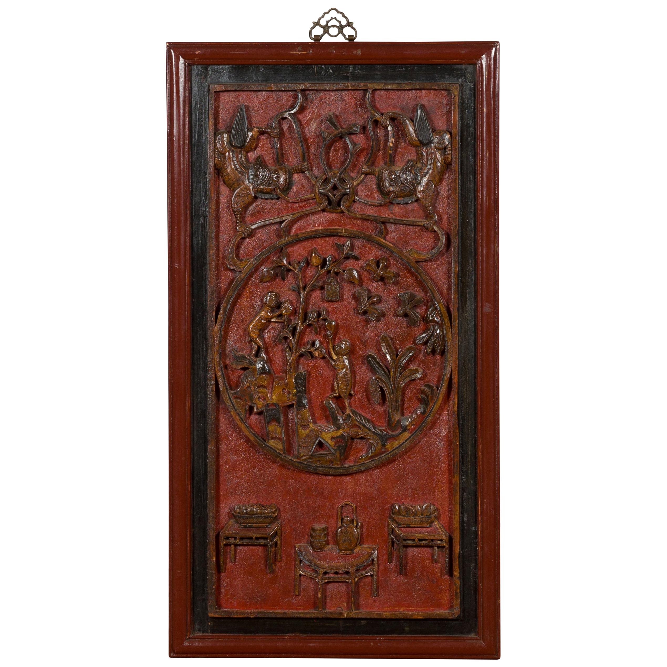 Panneau sculpté de la dynastie chinoise Qing du 19e siècle en laque rouge, noire et brune