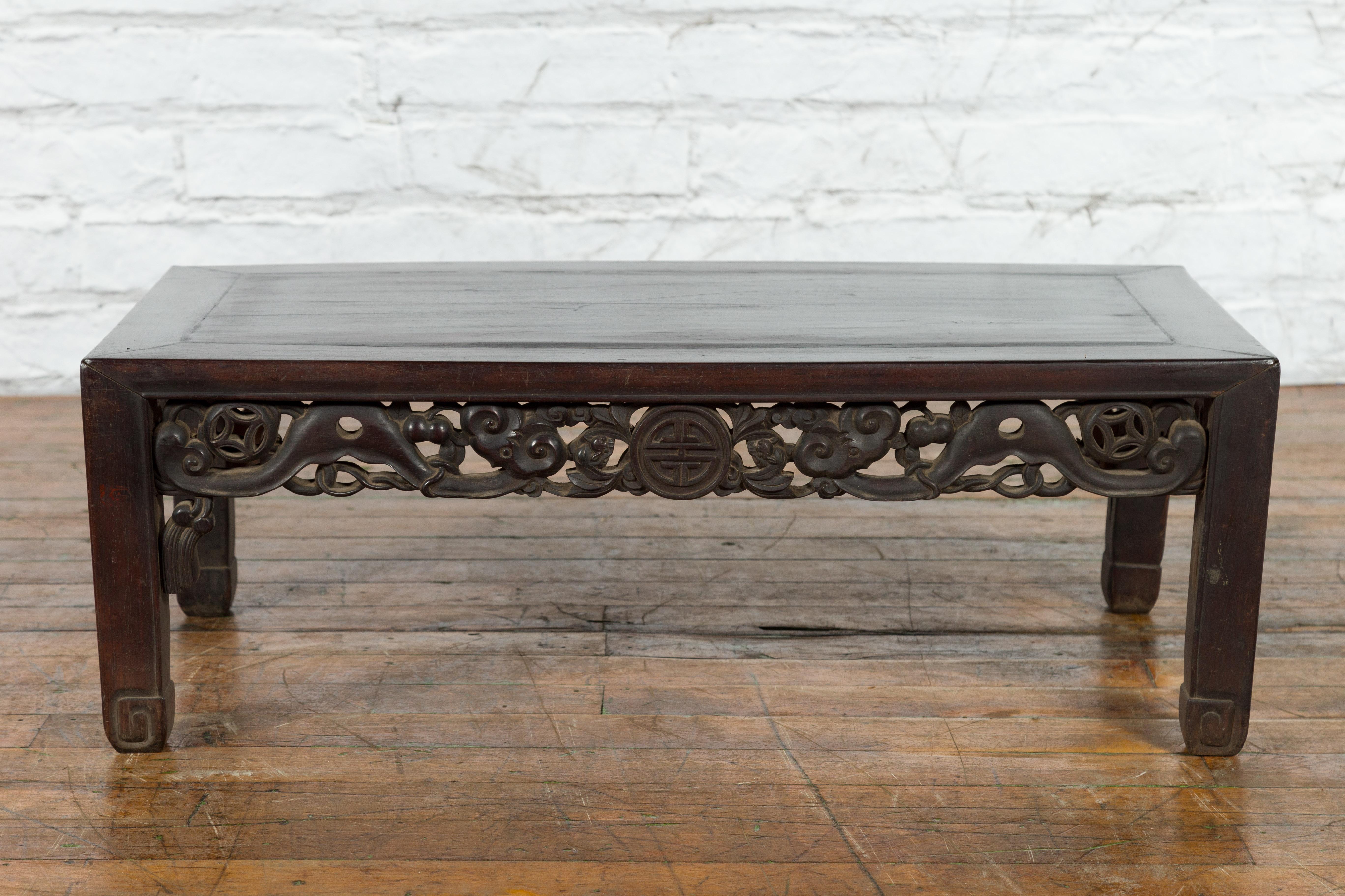 Chinese Qing Dynasty 19th Century Coffee Table with Carved Apron and Dark Patina In Good Condition For Sale In Yonkers, NY
