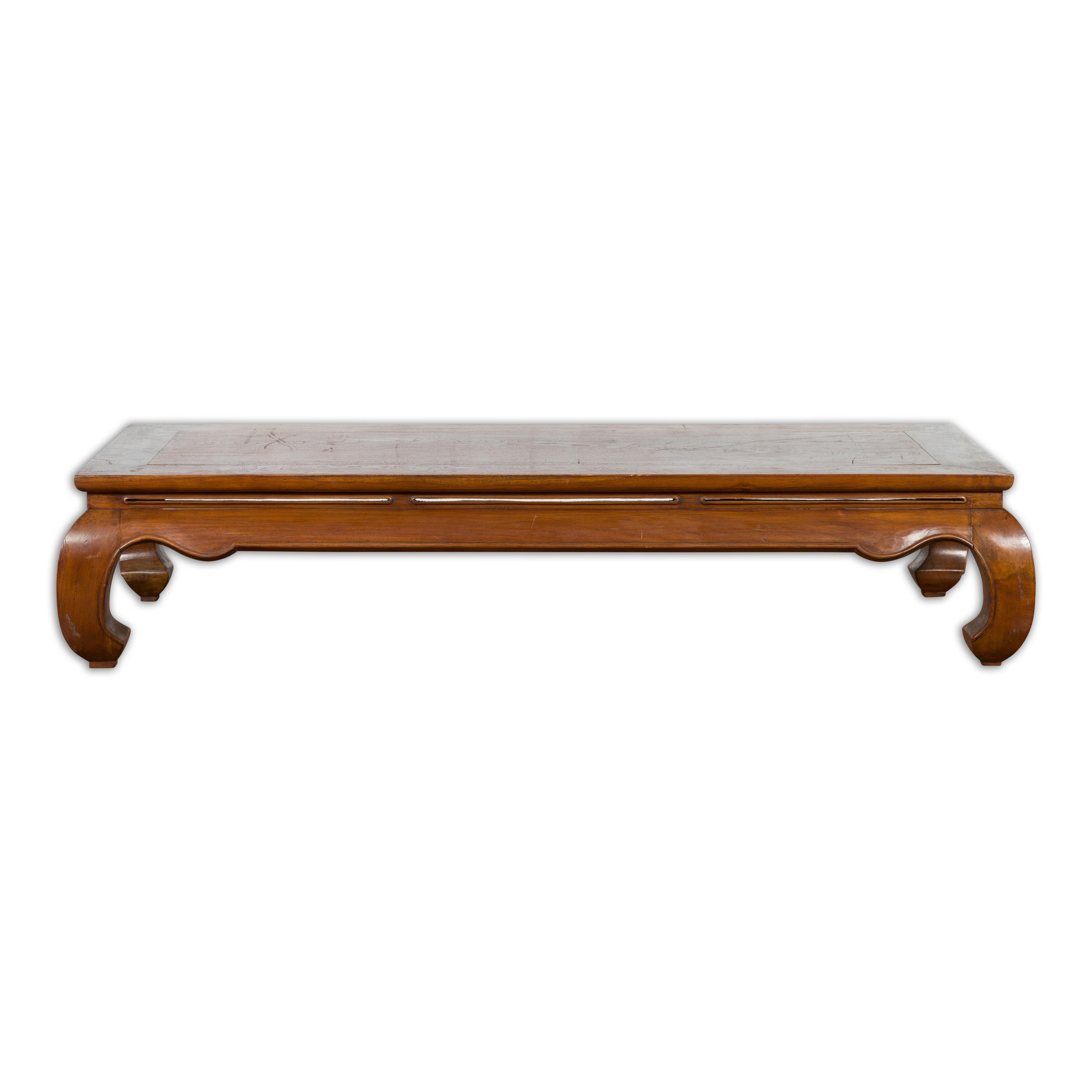 Table basse de la dynastie Qing, 19e siècle, à pieds Chow et tablier sculpté en vente 10