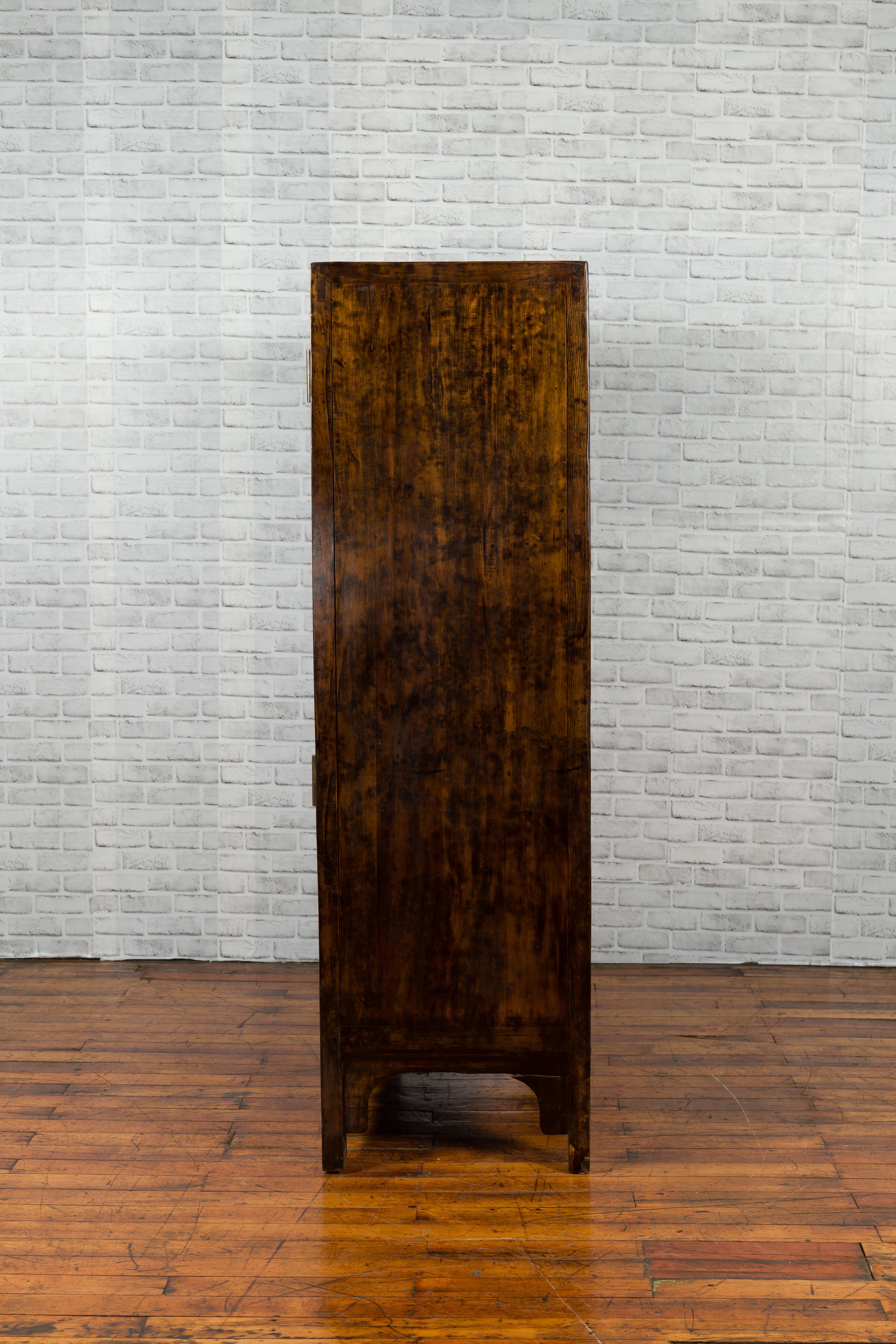 Cabinet en orme brun de la dynastie Qing du 19e siècle avec quincaillerie en laiton et tablier sculpté en vente 5