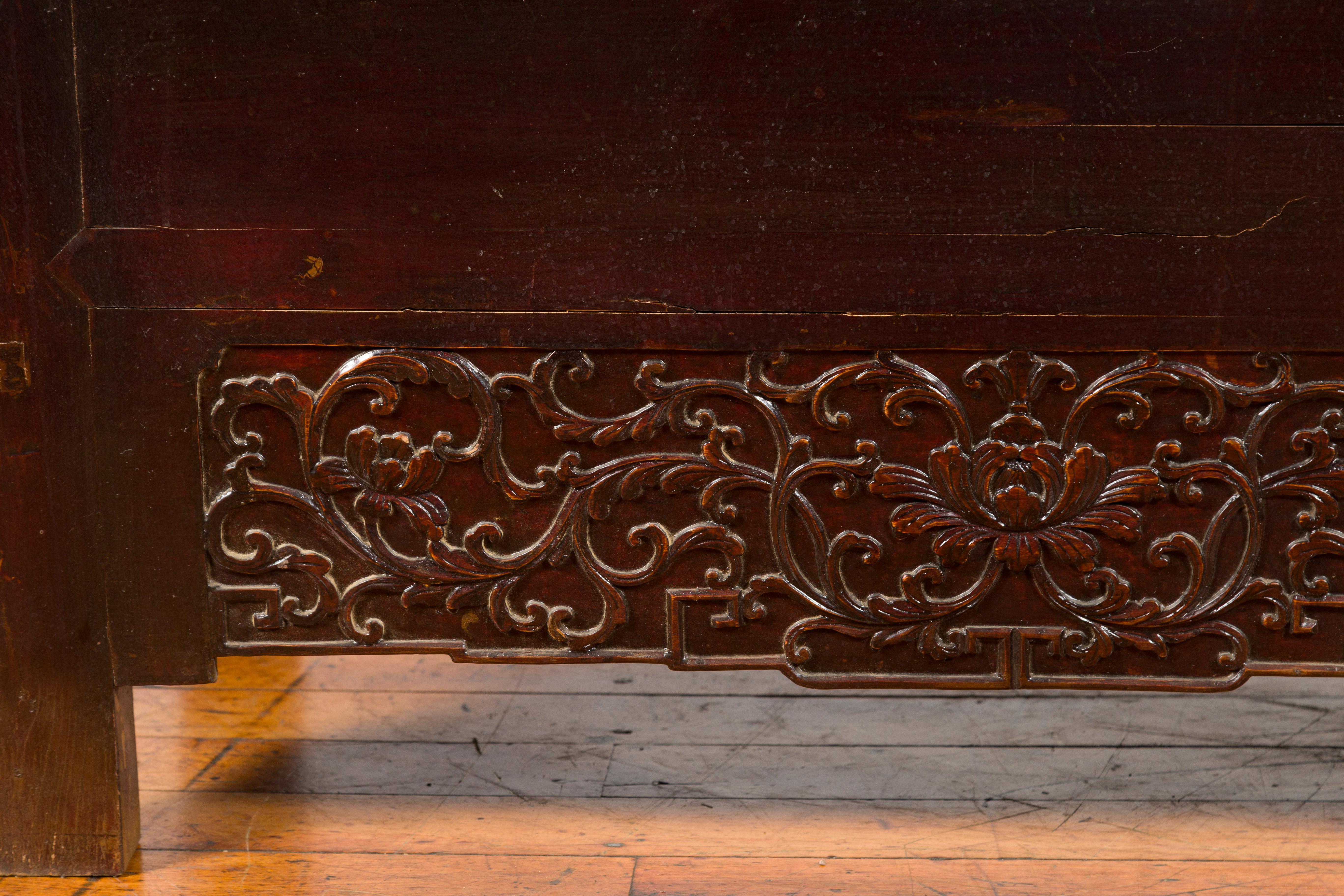 Meuble de rangement en laque marron foncé du 19ème siècle de la dynastie chinoise Qing avec feuillage sculpté en vente 3