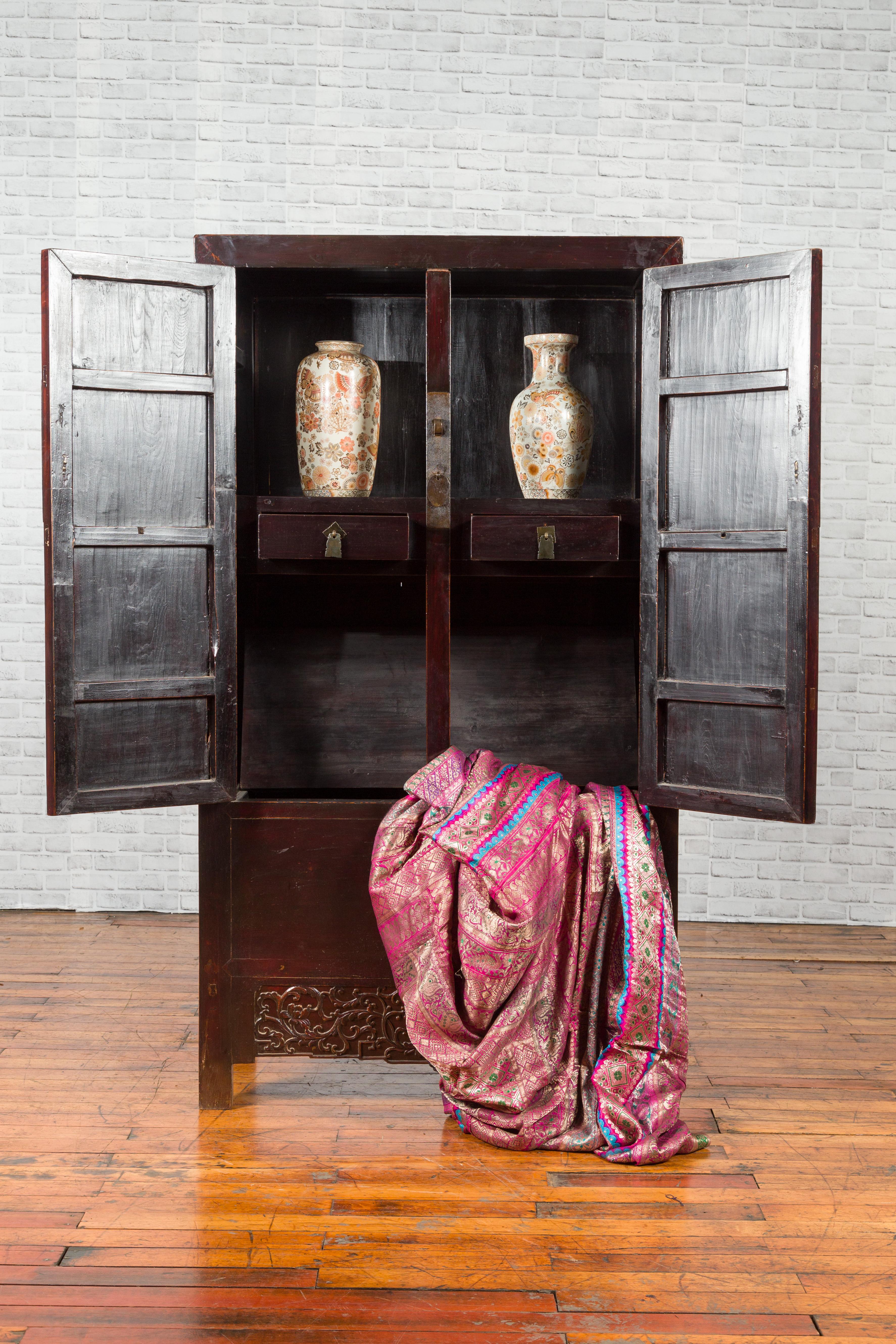 Meuble de rangement en laque marron foncé du 19ème siècle de la dynastie chinoise Qing avec feuillage sculpté Bon état - En vente à Yonkers, NY