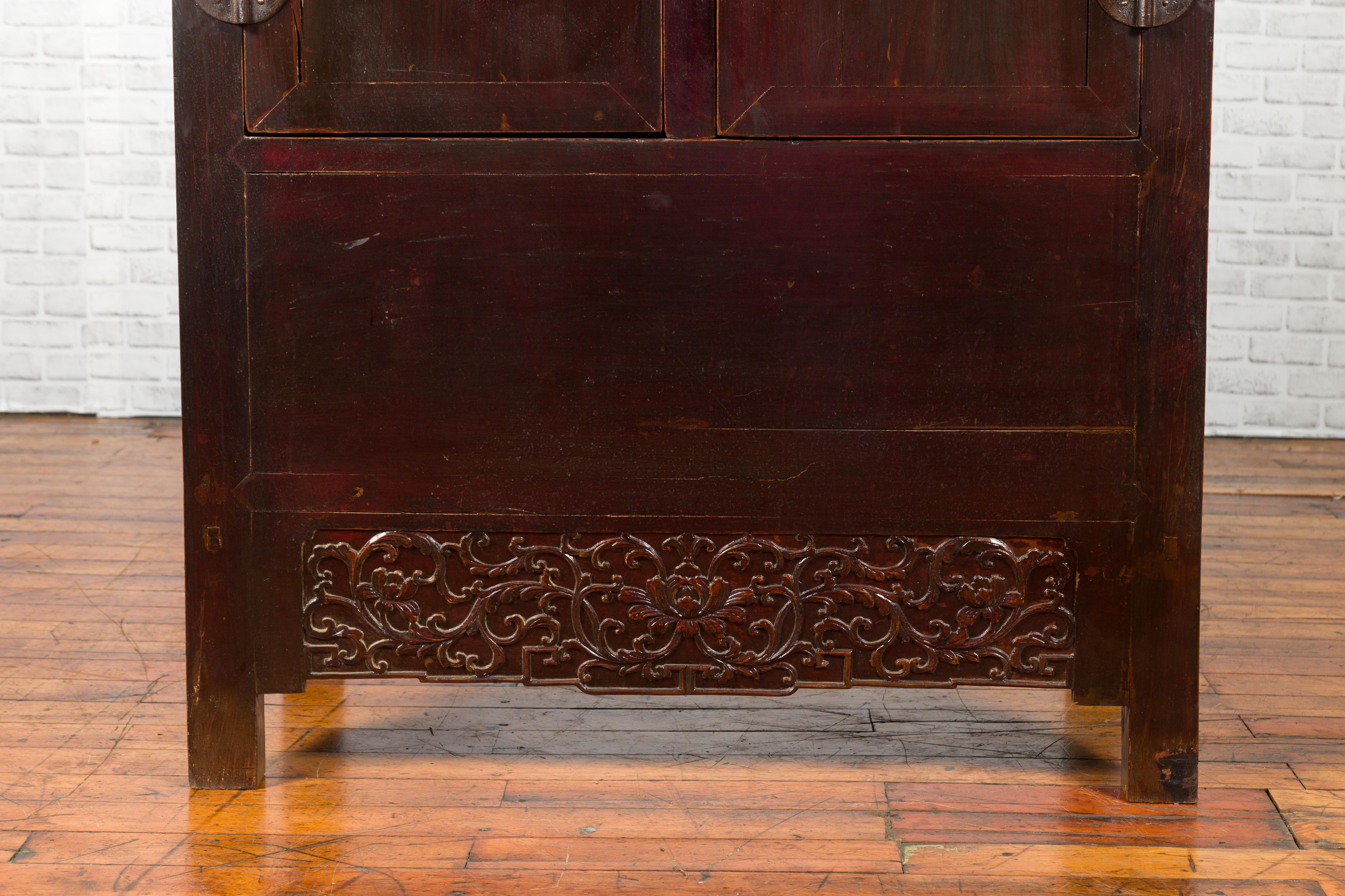 Meuble de rangement en laque marron foncé du 19ème siècle de la dynastie chinoise Qing avec feuillage sculpté en vente 2