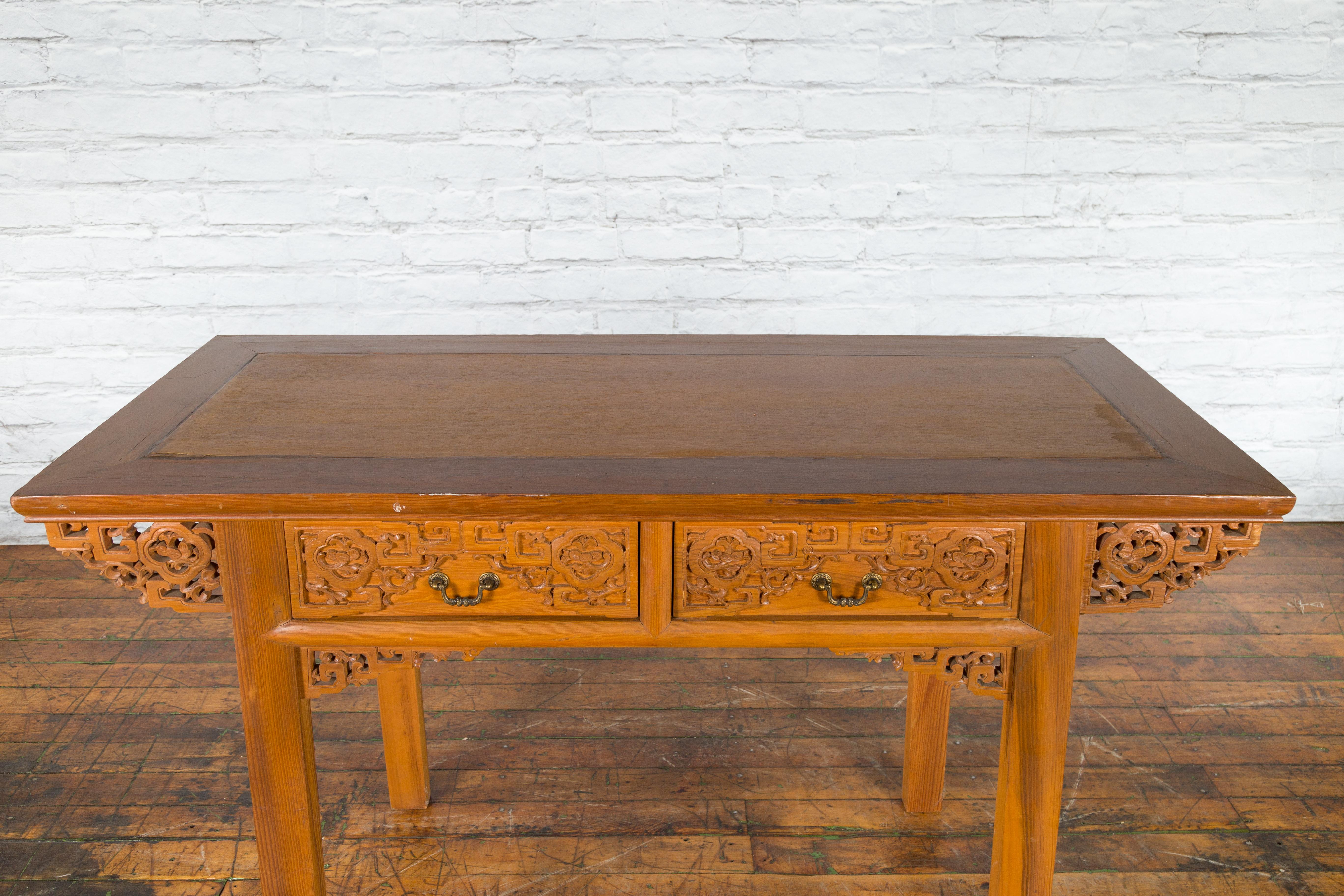 Bureau du XIXe siècle de la Dynastie Qing avec frise sculptée et deux tiroirs en vente 7
