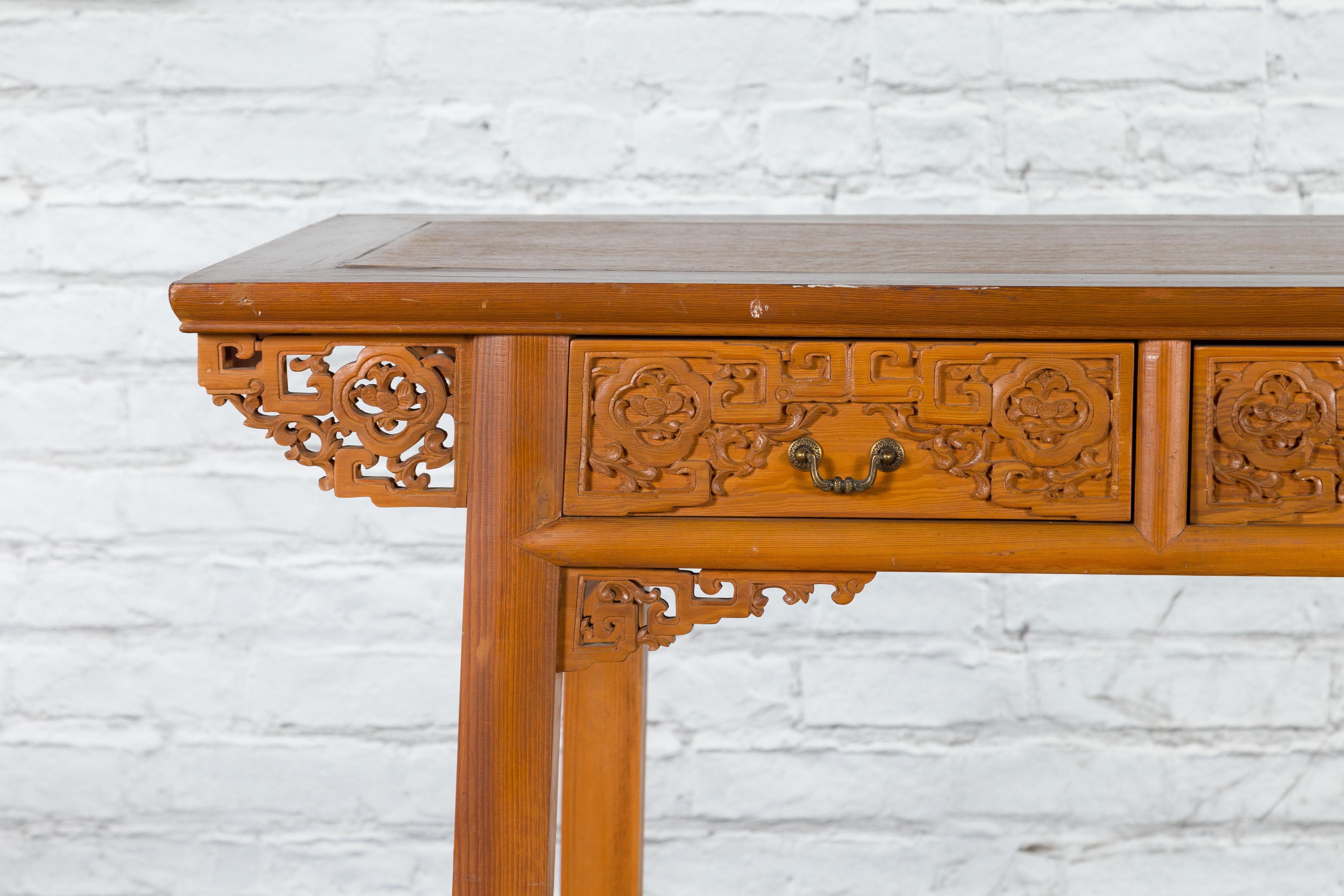 Sculpté Bureau du XIXe siècle de la Dynastie Qing avec frise sculptée et deux tiroirs en vente