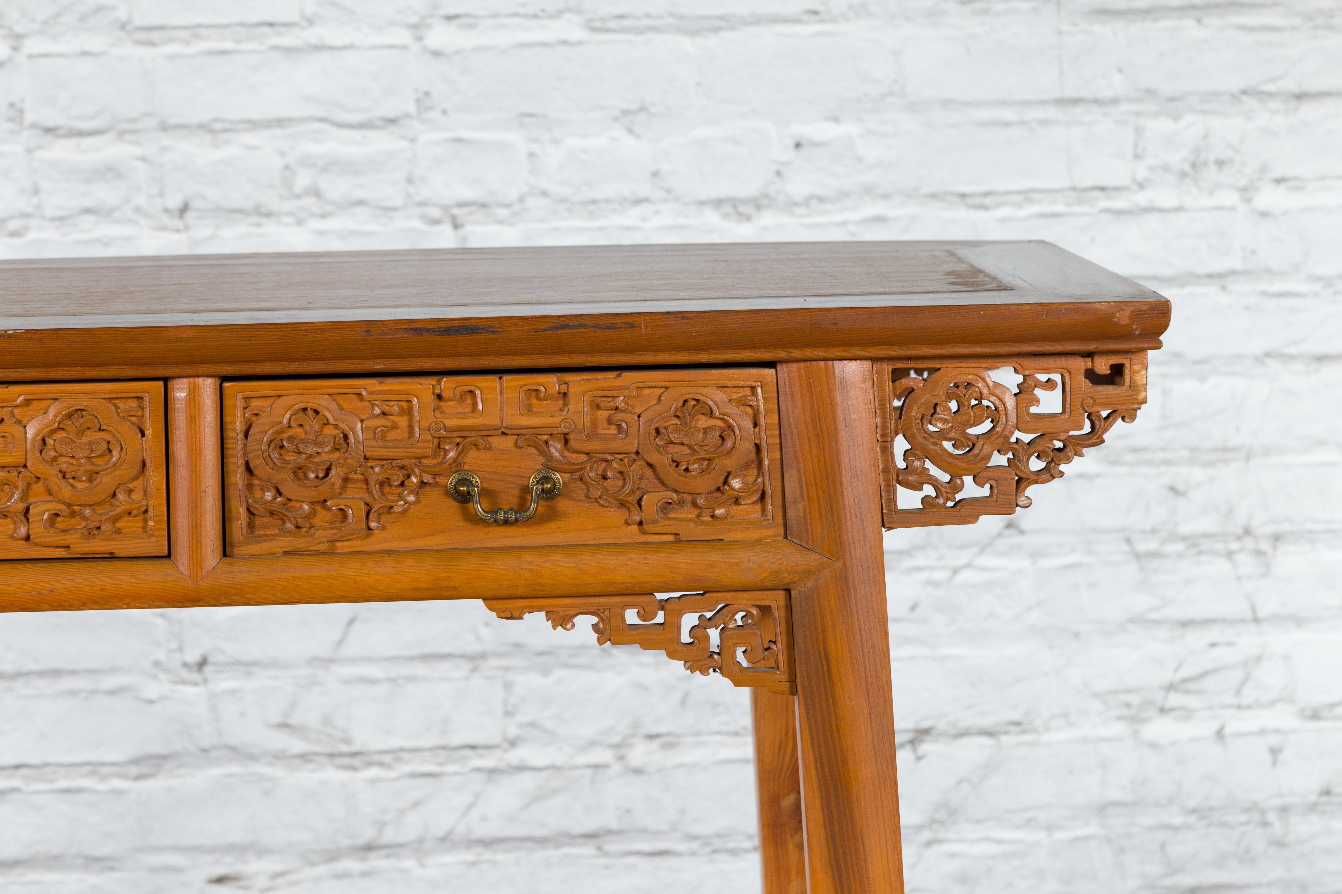 Bureau du XIXe siècle de la Dynastie Qing avec frise sculptée et deux tiroirs Bon état - En vente à Yonkers, NY