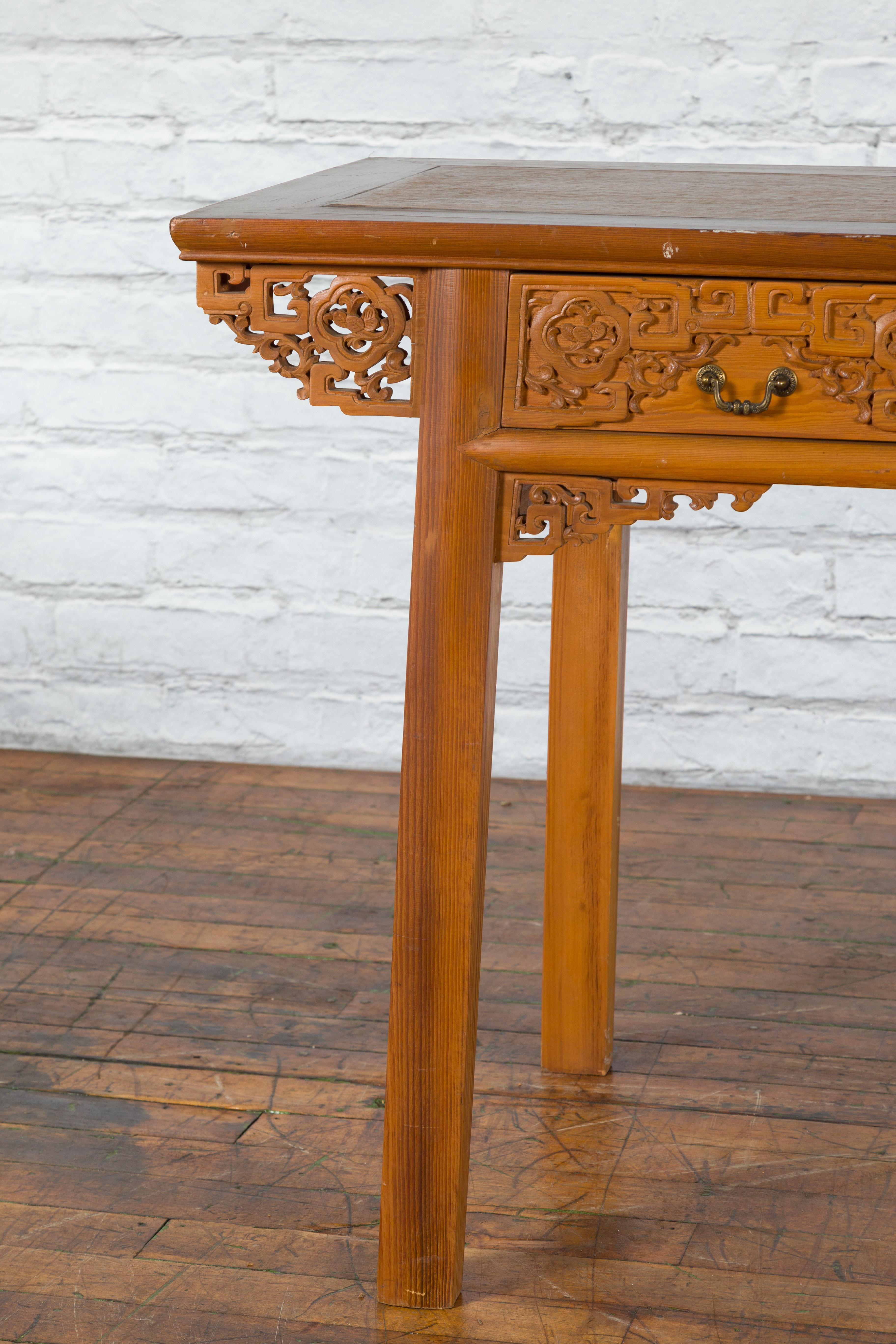 Bois Bureau du XIXe siècle de la Dynastie Qing avec frise sculptée et deux tiroirs en vente