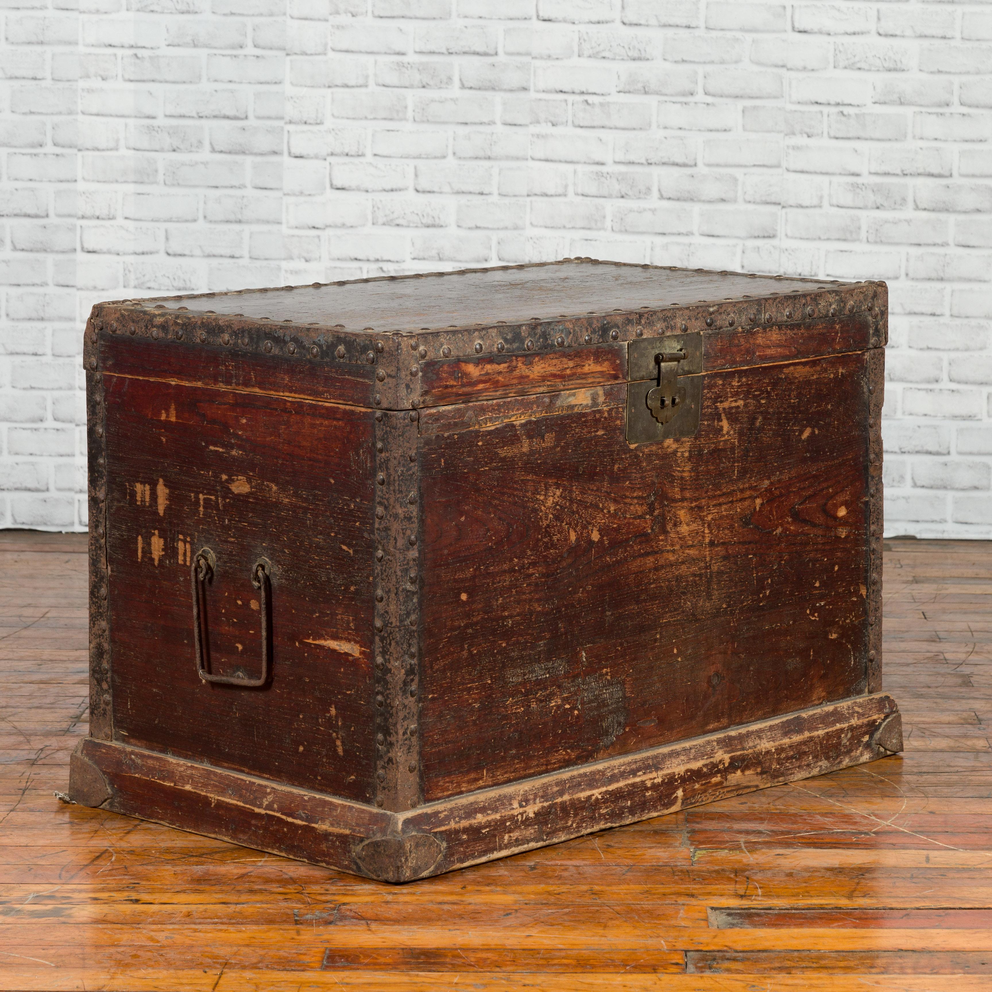 Chinese Qing Dynasty 19th Century Distressed Blanket Chest with Iron Fittings In Good Condition For Sale In Yonkers, NY