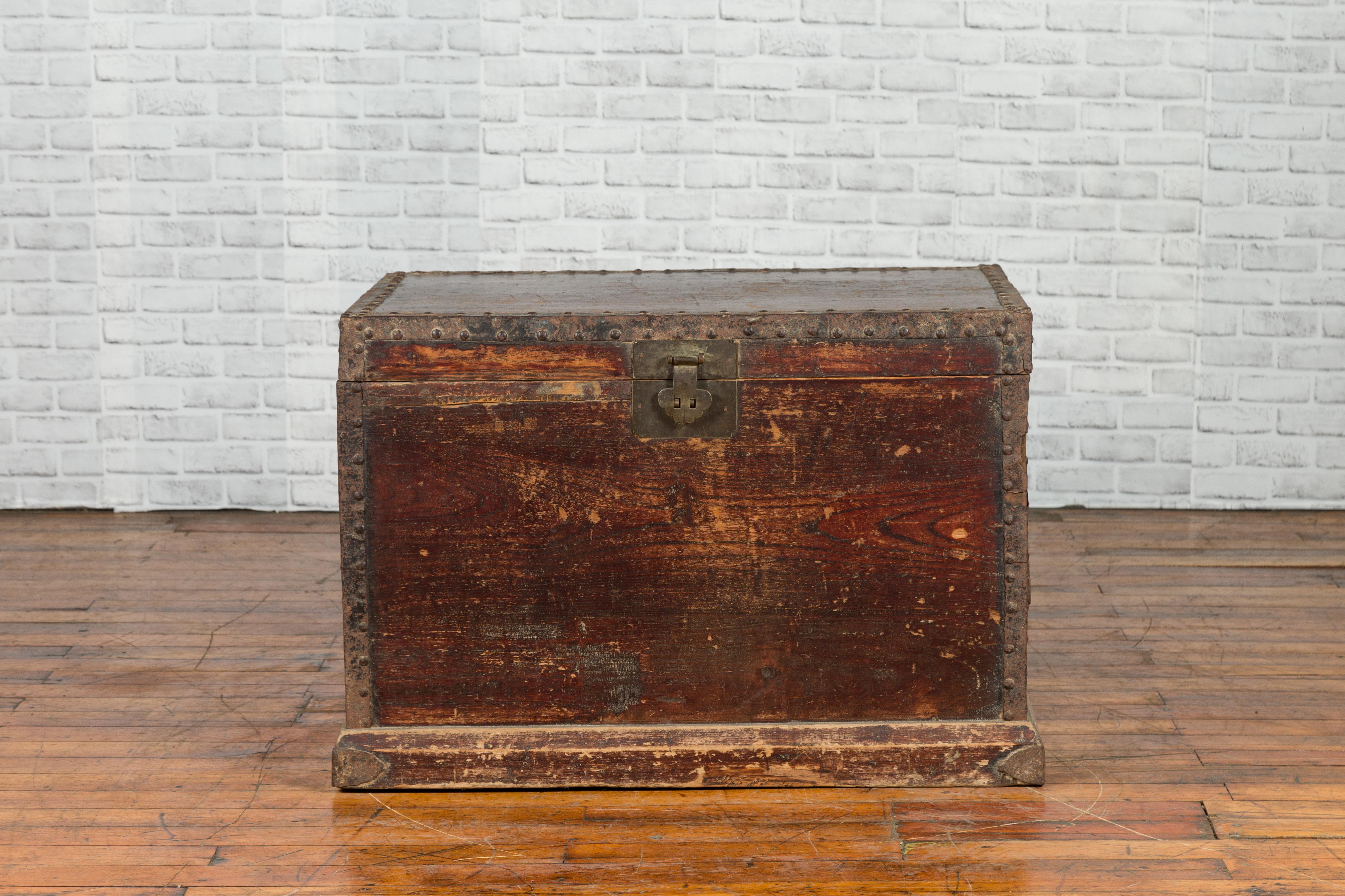 Chinesische Qing Dynasty 19. Jahrhundert Distressed Blanket Chest mit Eisenbeschlägen im Zustand „Gut“ im Angebot in Yonkers, NY