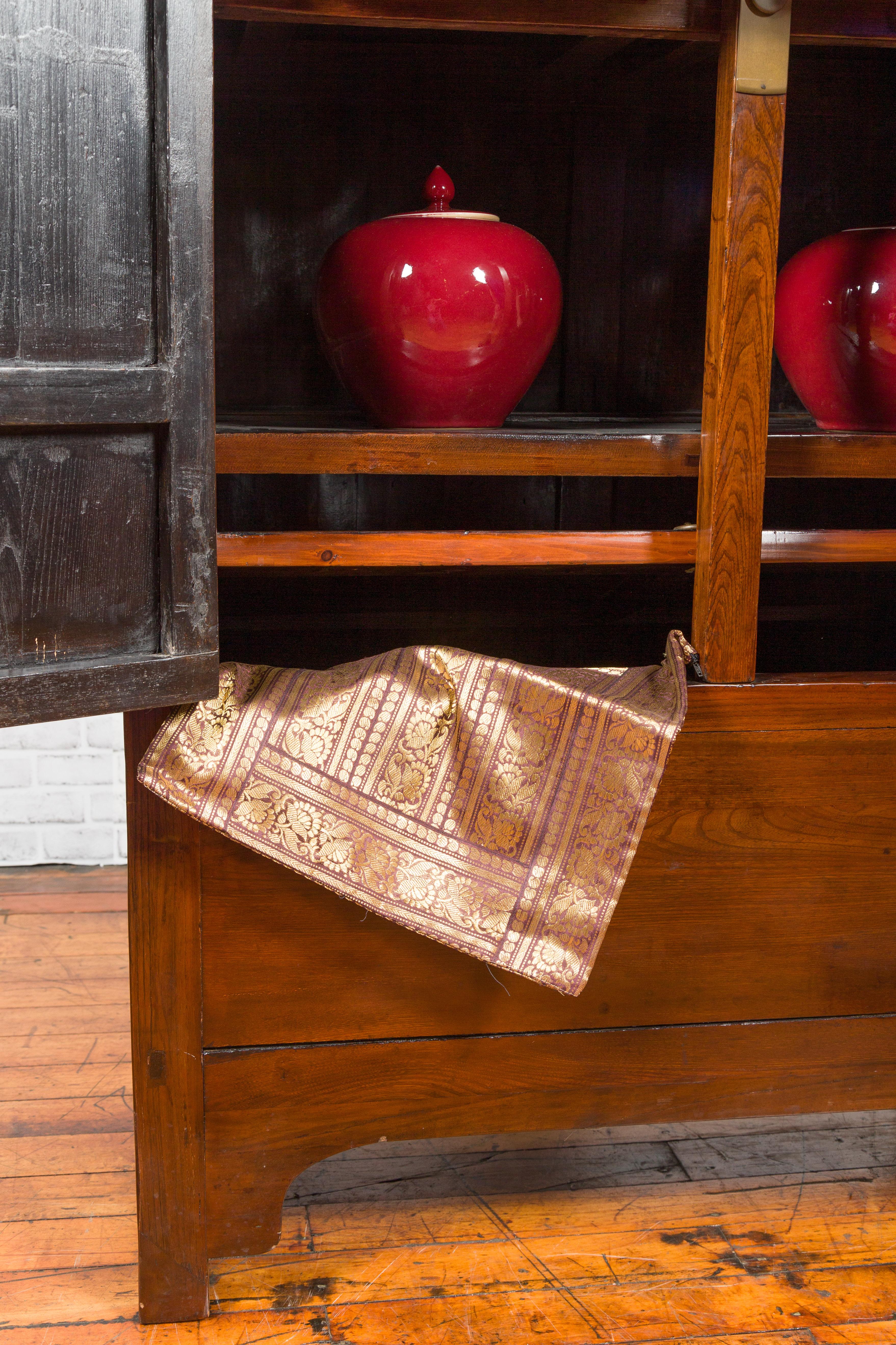 Mehrjahreszeitenschrank aus Ulmen- und Wurzelholz der Qing Dynasty, 19. im Angebot 3