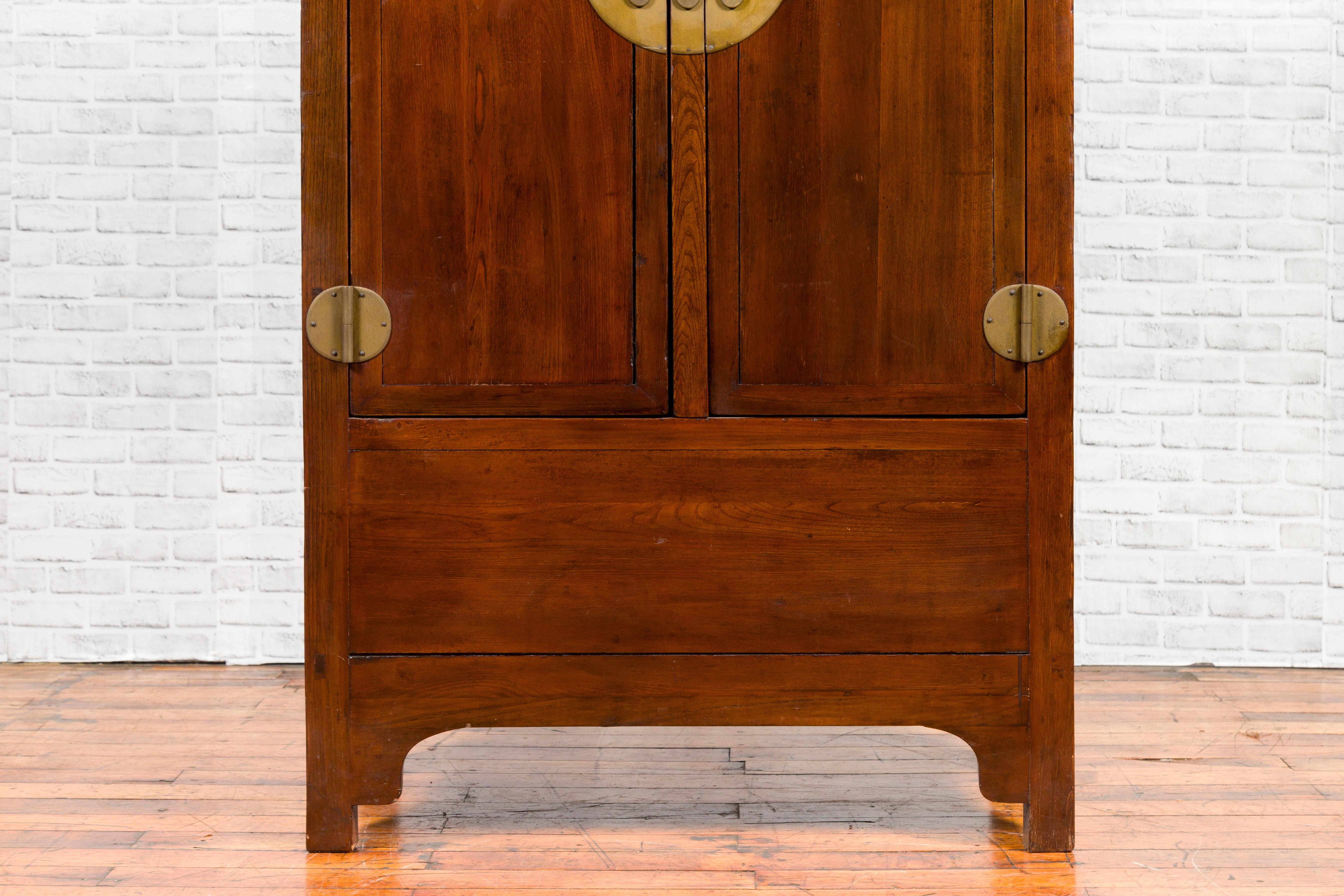 Mehrjahreszeitenschrank aus Ulmen- und Wurzelholz der Qing Dynasty, 19. (Messing) im Angebot